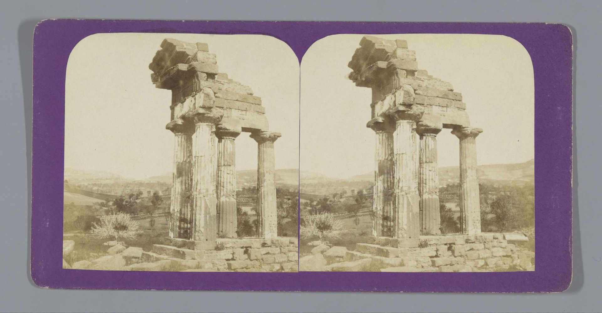 Gezicht op de tempel van Castor en Pollux in de Vallei van de Tempels in Agrigento by Jean Andrieu