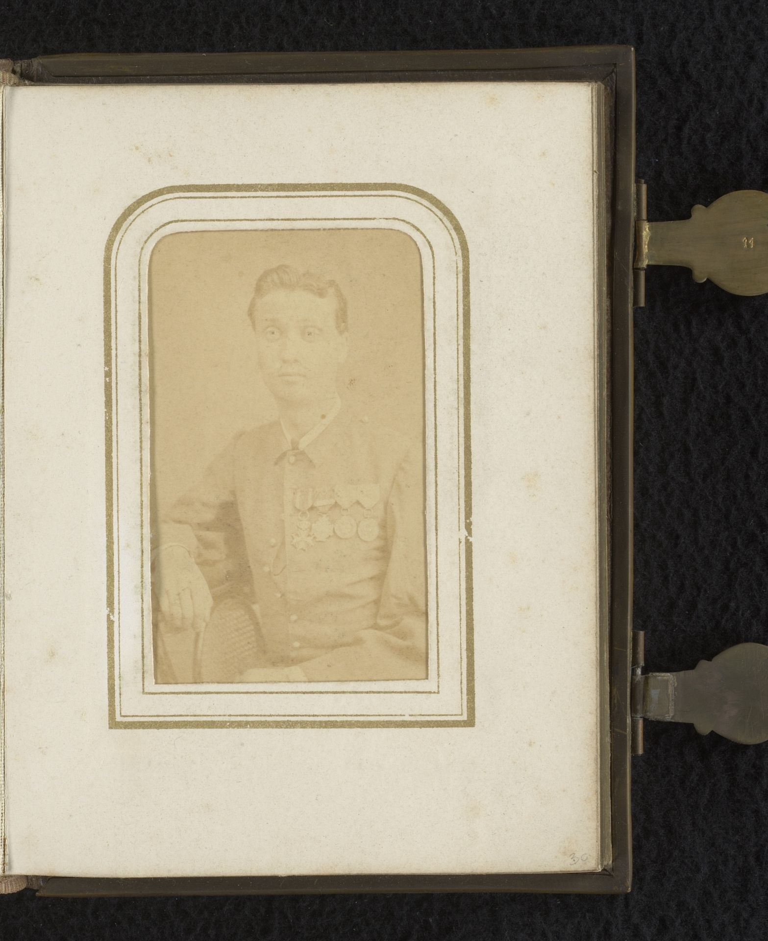 Portret van een man met militaire medailles op zijn jas by W.J. Olland & Co.