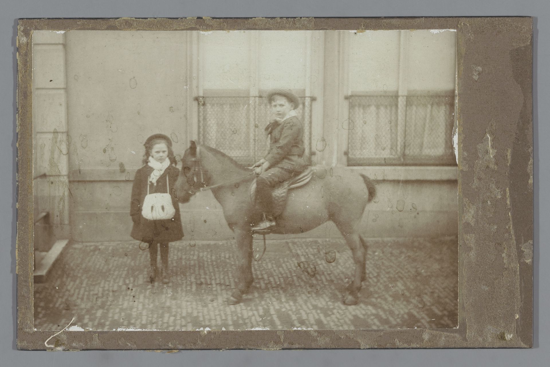Meisje en een jongen op een paard voor een huis (vermoedelijk) te Den Haag by Wilhelm Frederick Antonius Delboy