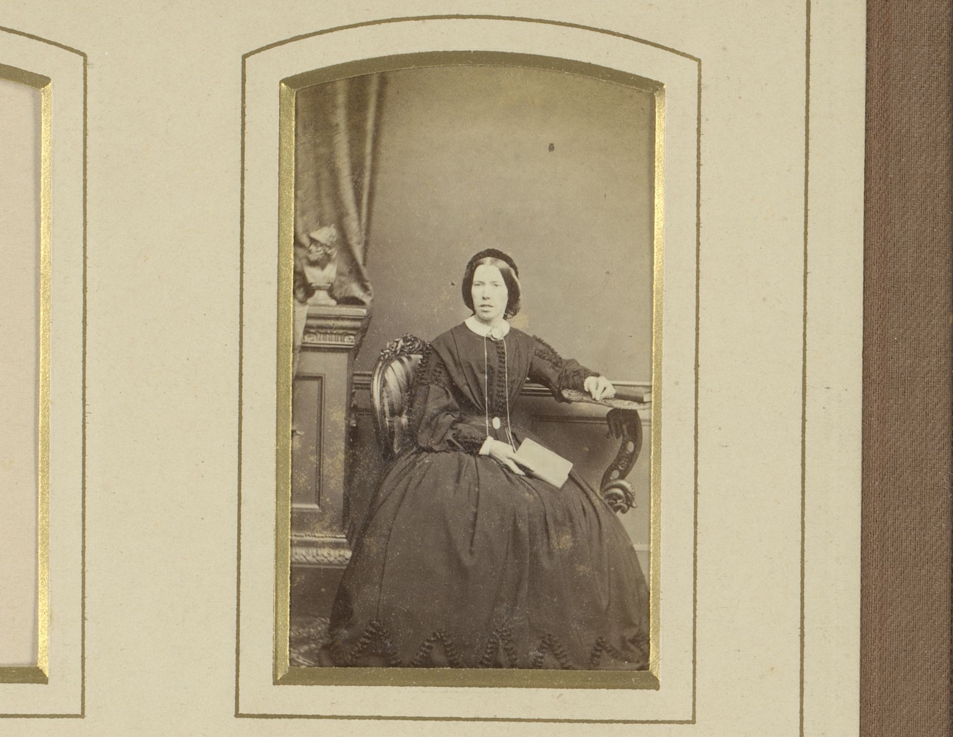 Portret van een zittende vrouw met boek in de hand by London Stereoscopic Company