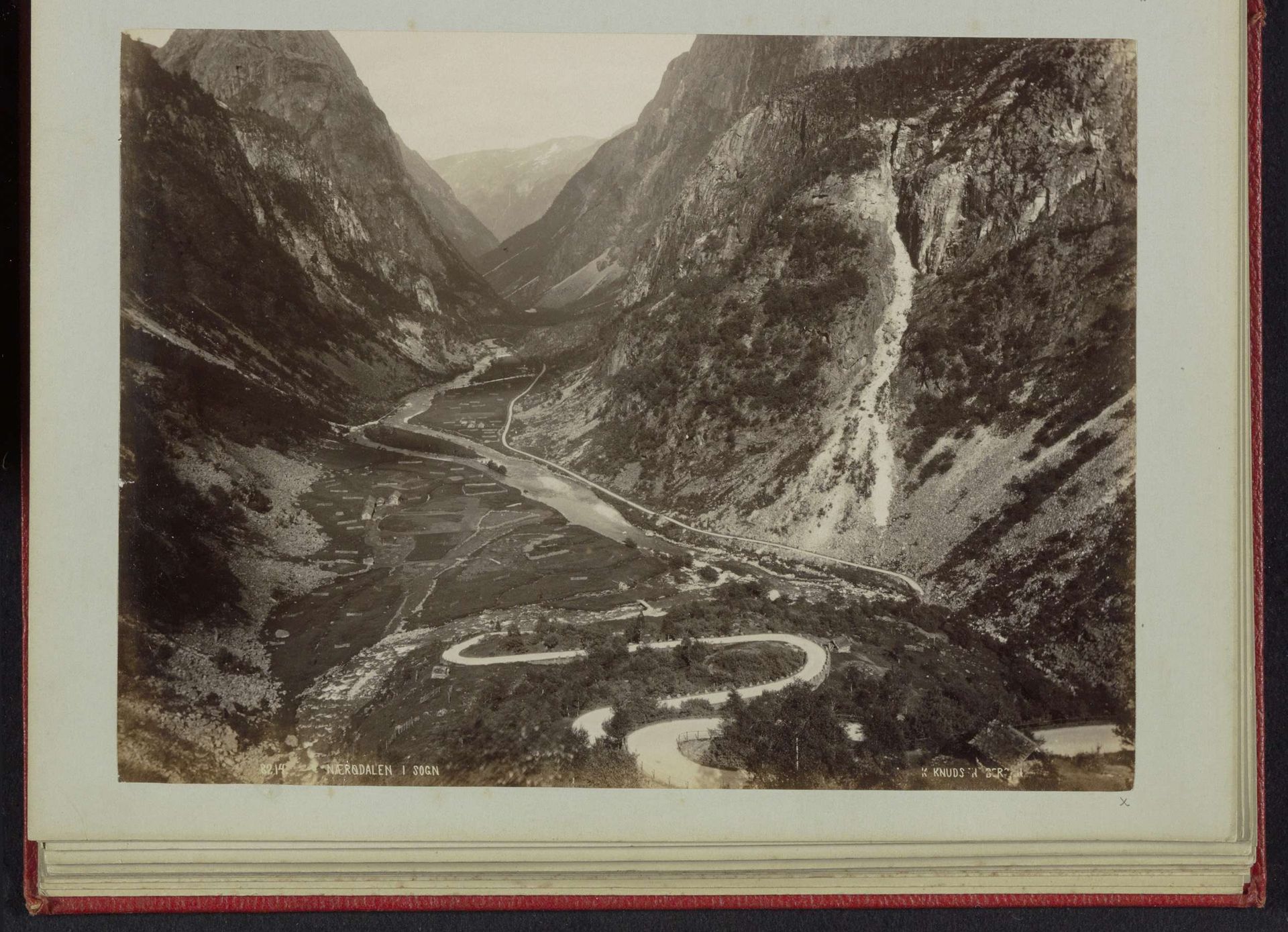 Gezicht op het Nærødalen in Noorwegen by Knud Knudsen