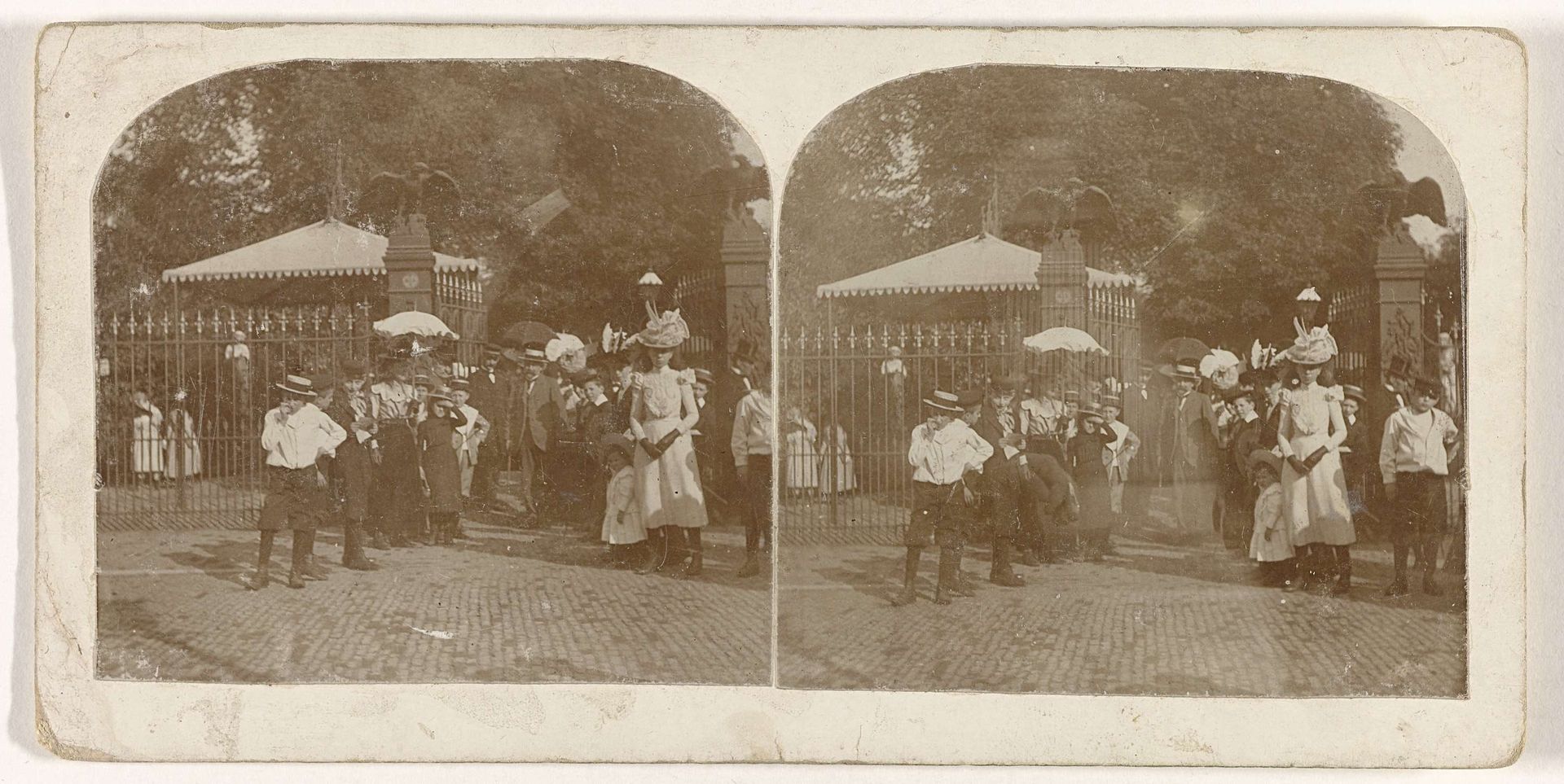 Kinderen bij het toegangshek van Artis by A.C. Bruyn