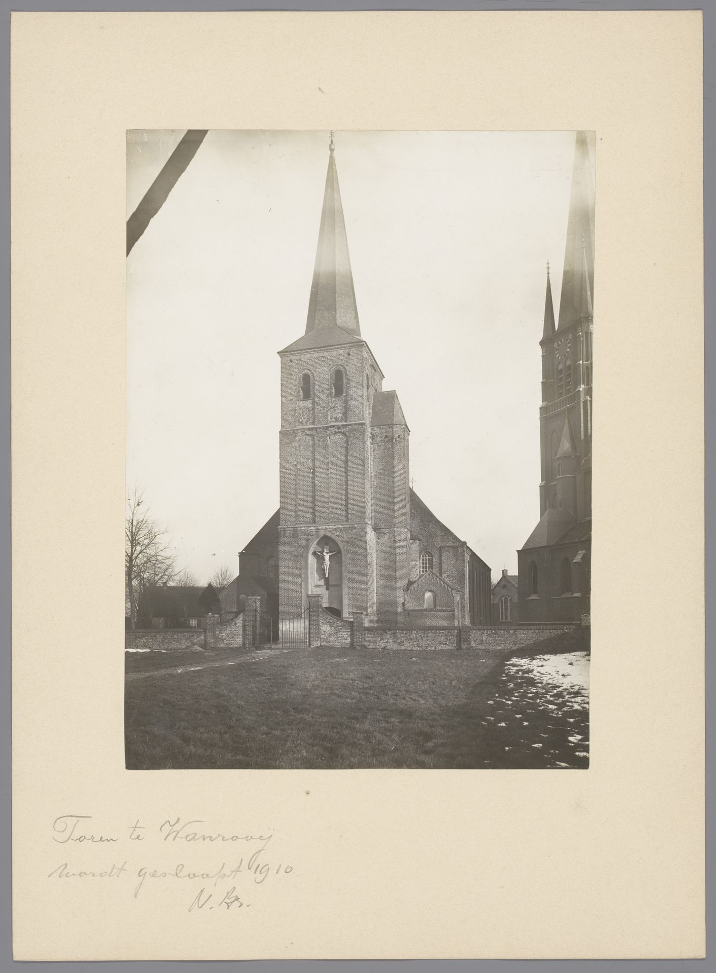 Gezicht op de voormalige Sint-Corneliuskerk en de toren van de nieuwe kerk te Wanroij by anoniem (Monumentenzorg)