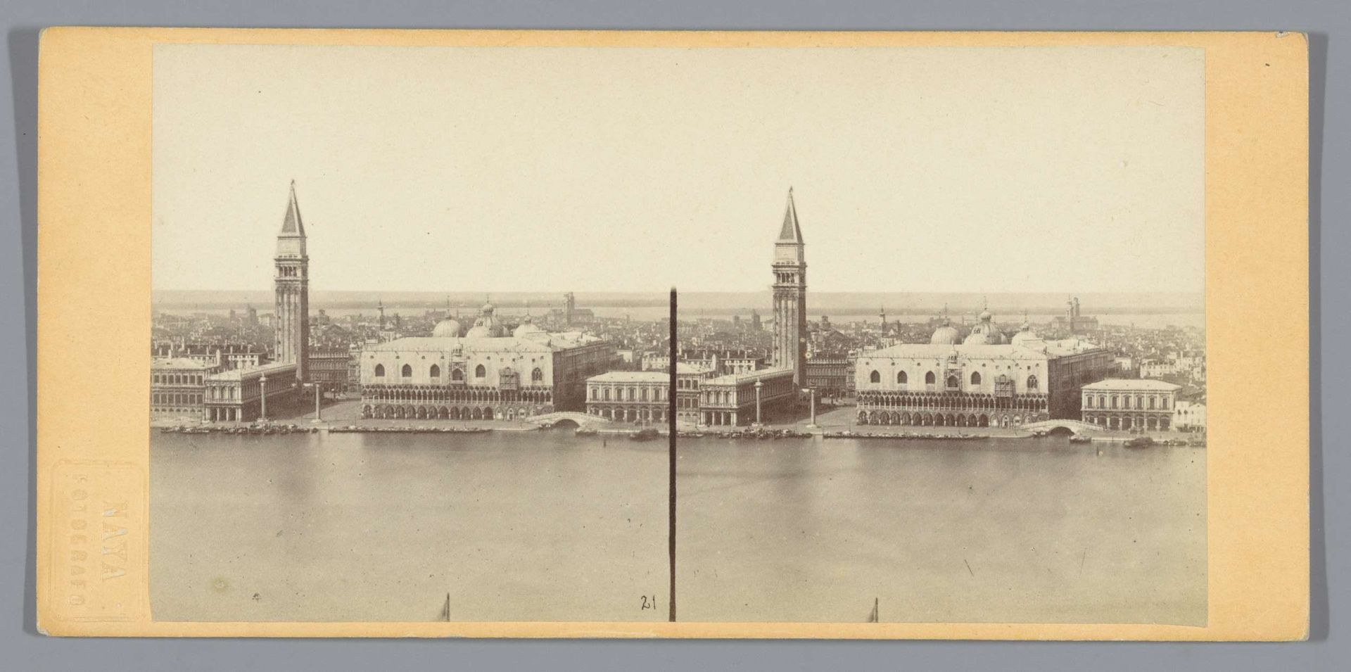 Gezicht op het San Marcoplein en het Dogepaleis in Venetië by Carlo Naya