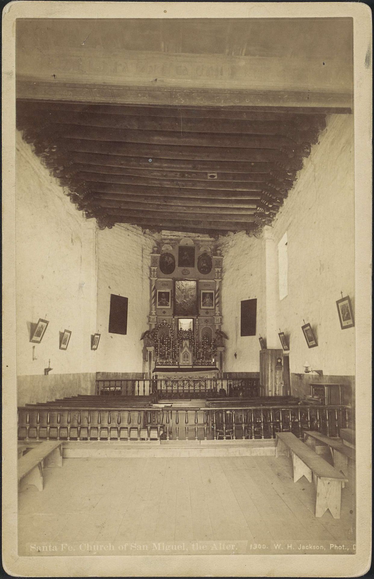 Gezicht op het altaar van de Kerk van San Miguel in Santa Fe by William Henry Jackson