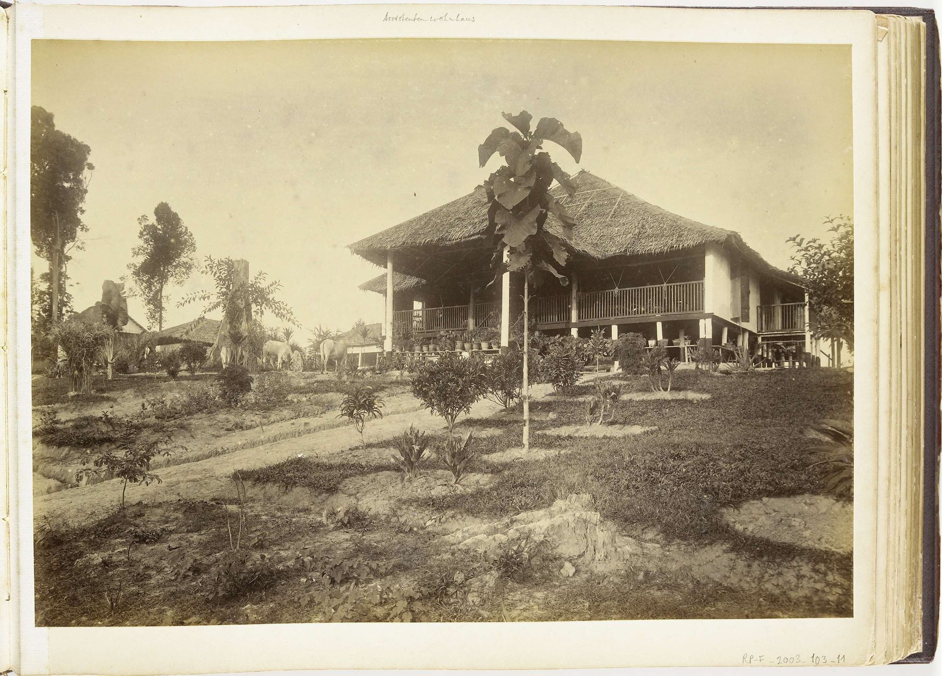 Gezicht op het woonhuis van assistenten, Langkat Sumatra by Heinrich Ernst & Co