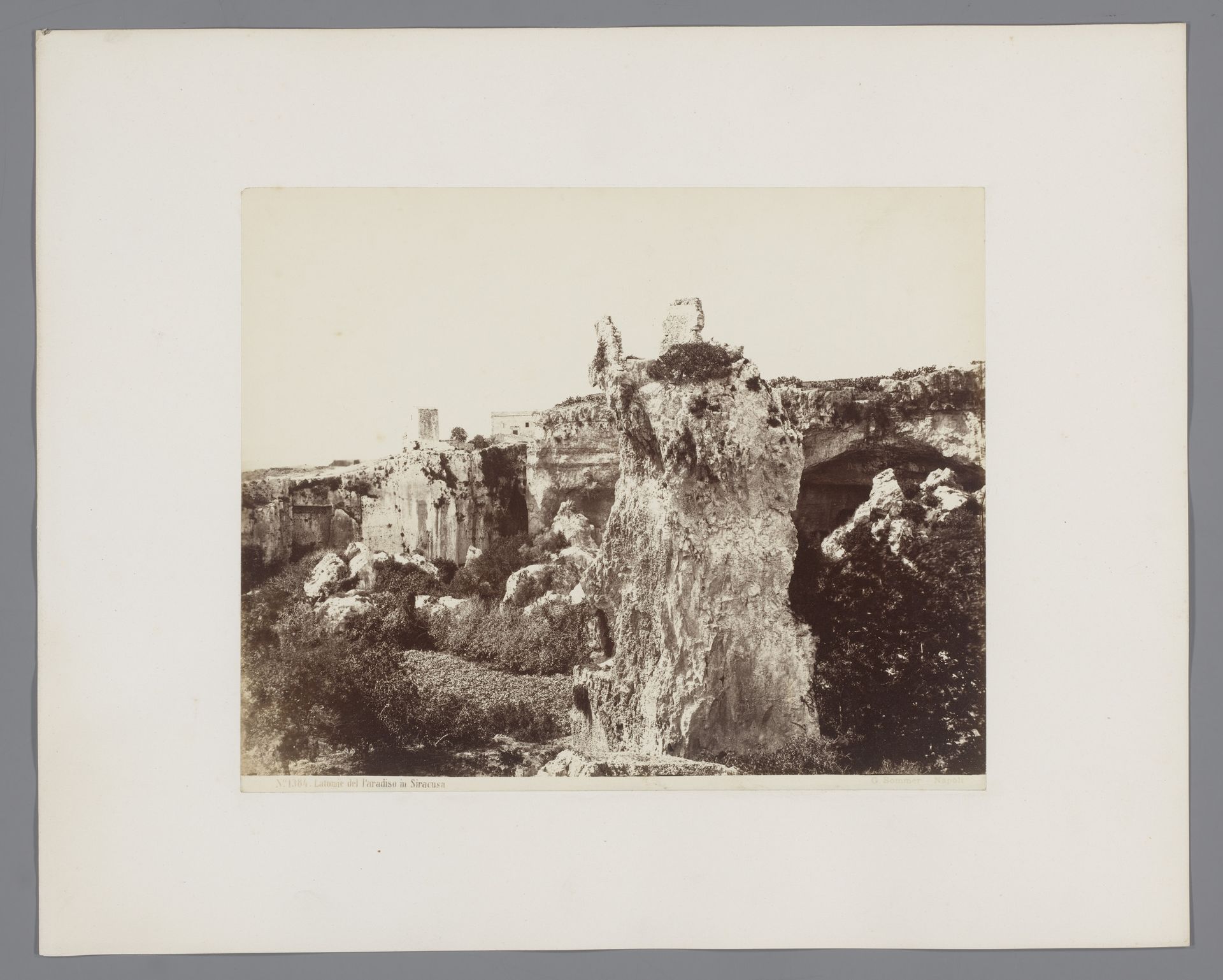 Gezicht op Latomie del Paradiso te Syracuse, Sicilië by Giorgio Sommer