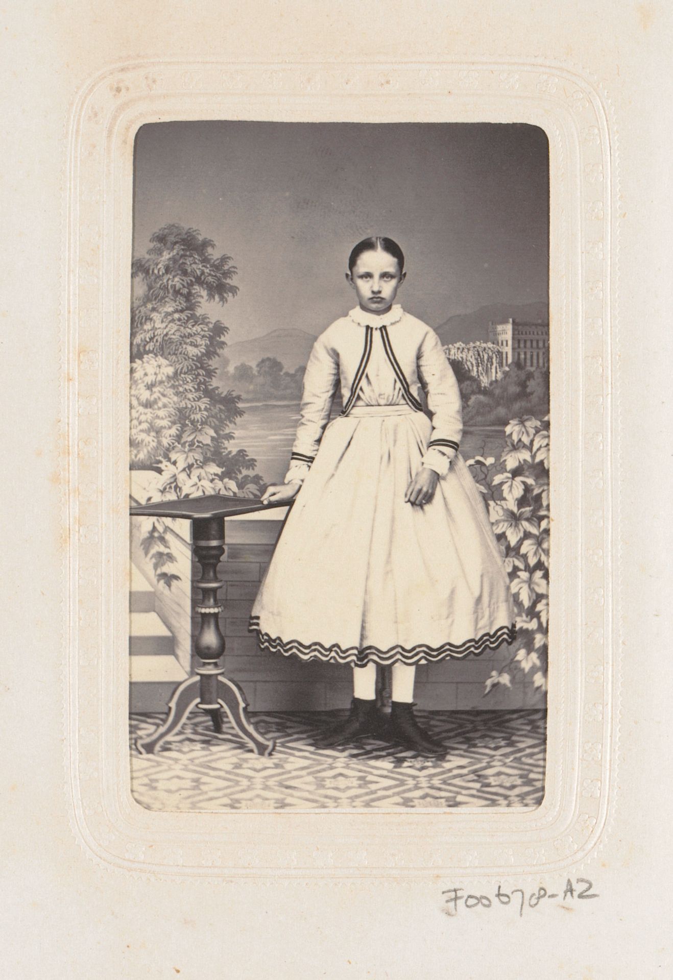 Portret van een staand meisje by A. Nissen