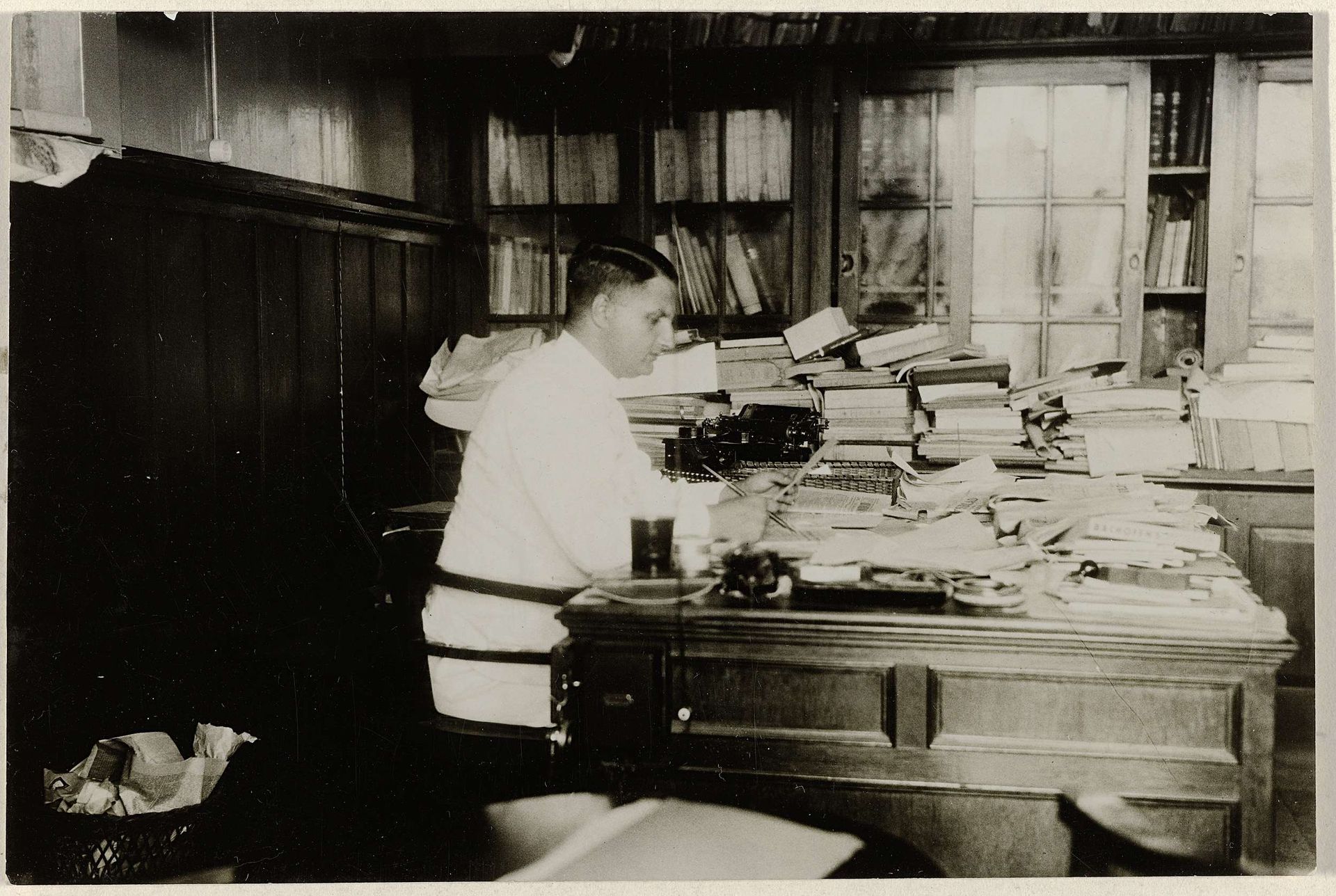 Man achter een bureau by Anonymous