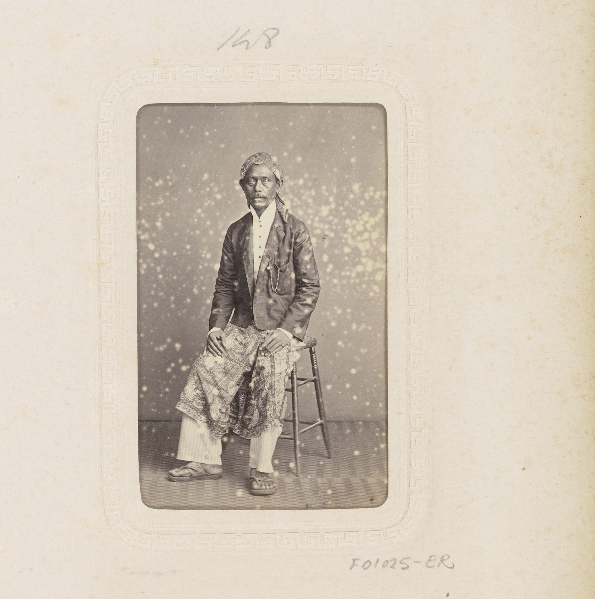 Portret van een Indonesische man op kruk by Woodbury & Page