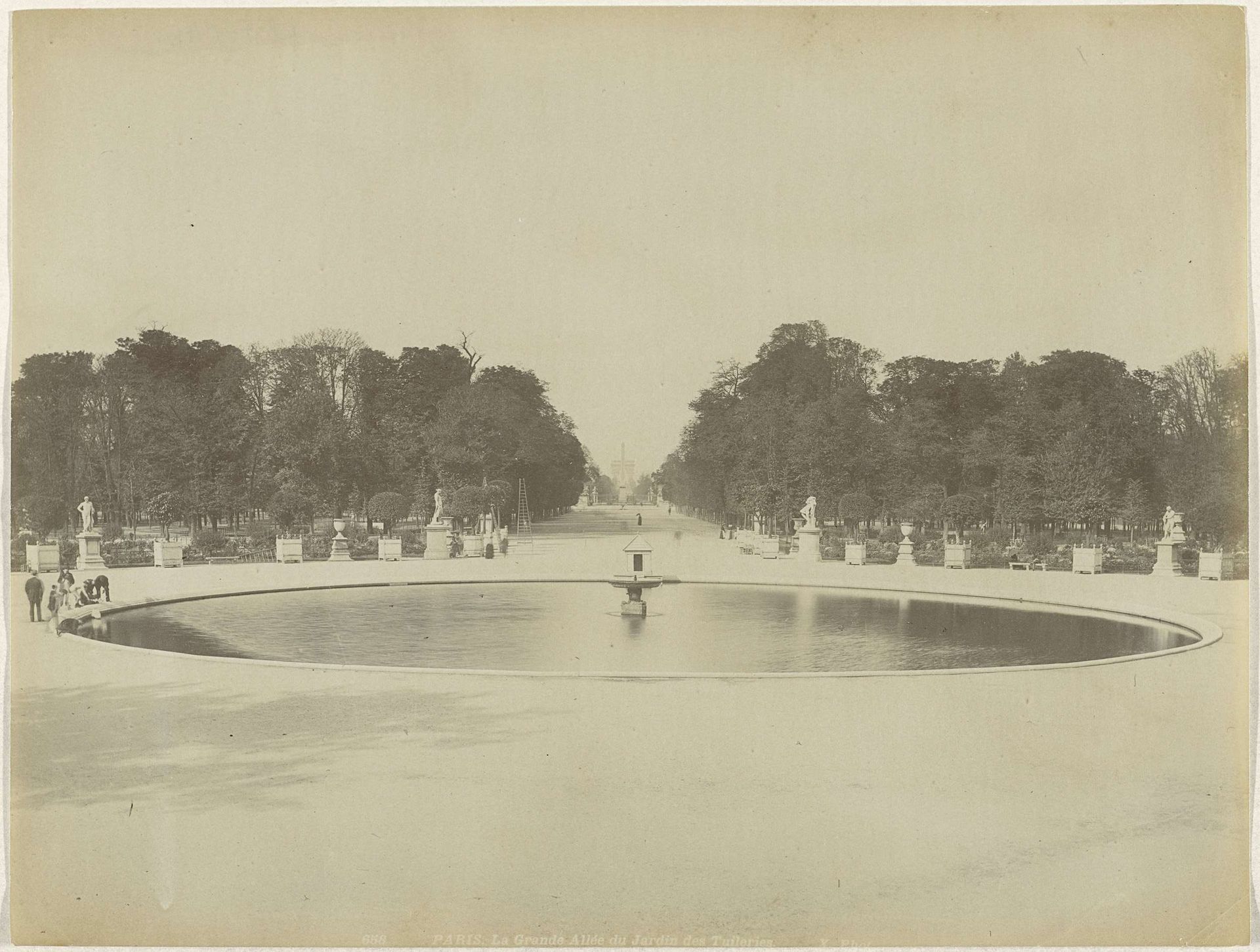 Vijver in de Jardin des Tuileries, Parijs by X phot.