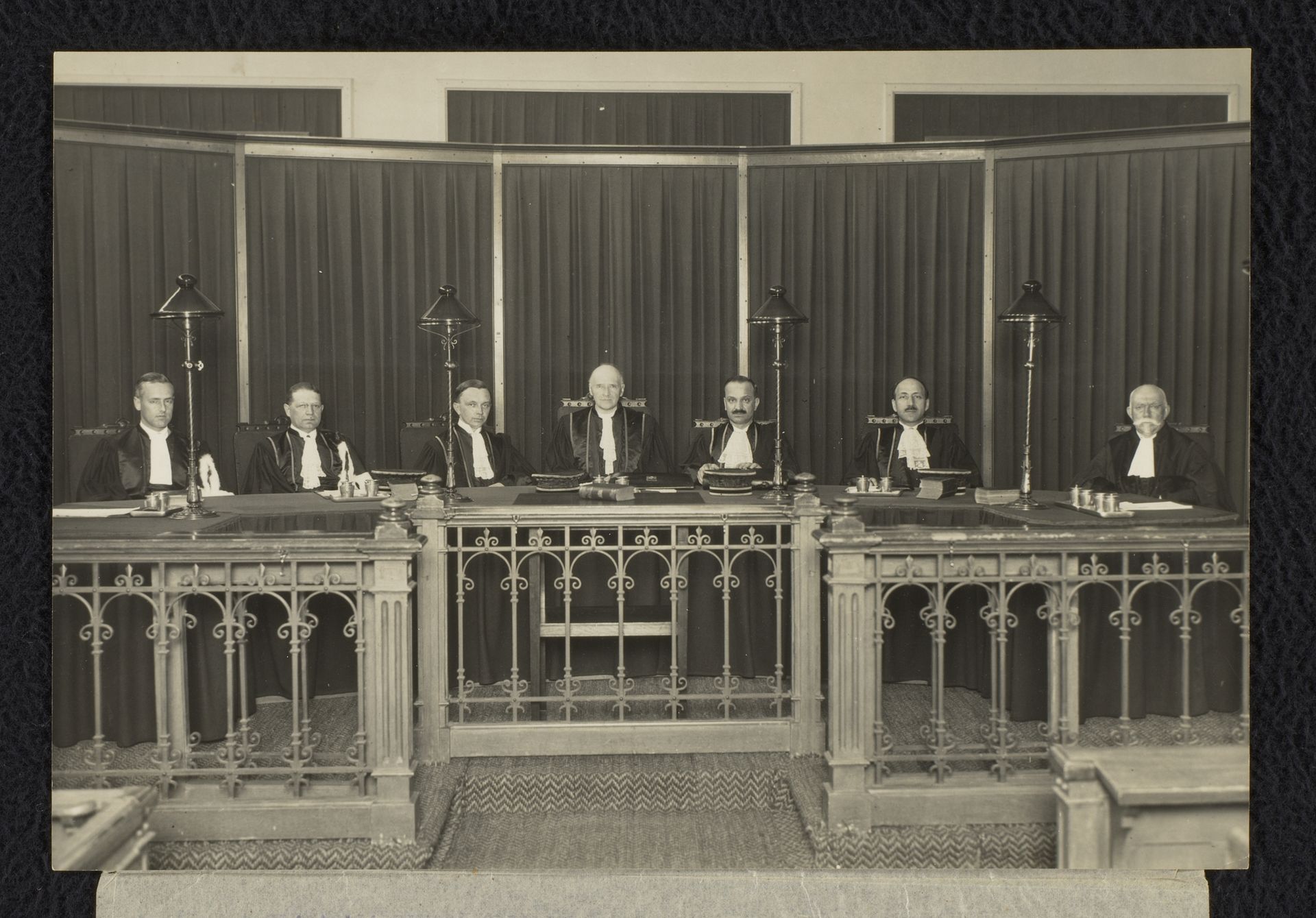 Leden van een rechtbank, met in het midden Carel Daniël Asser by Anonymous