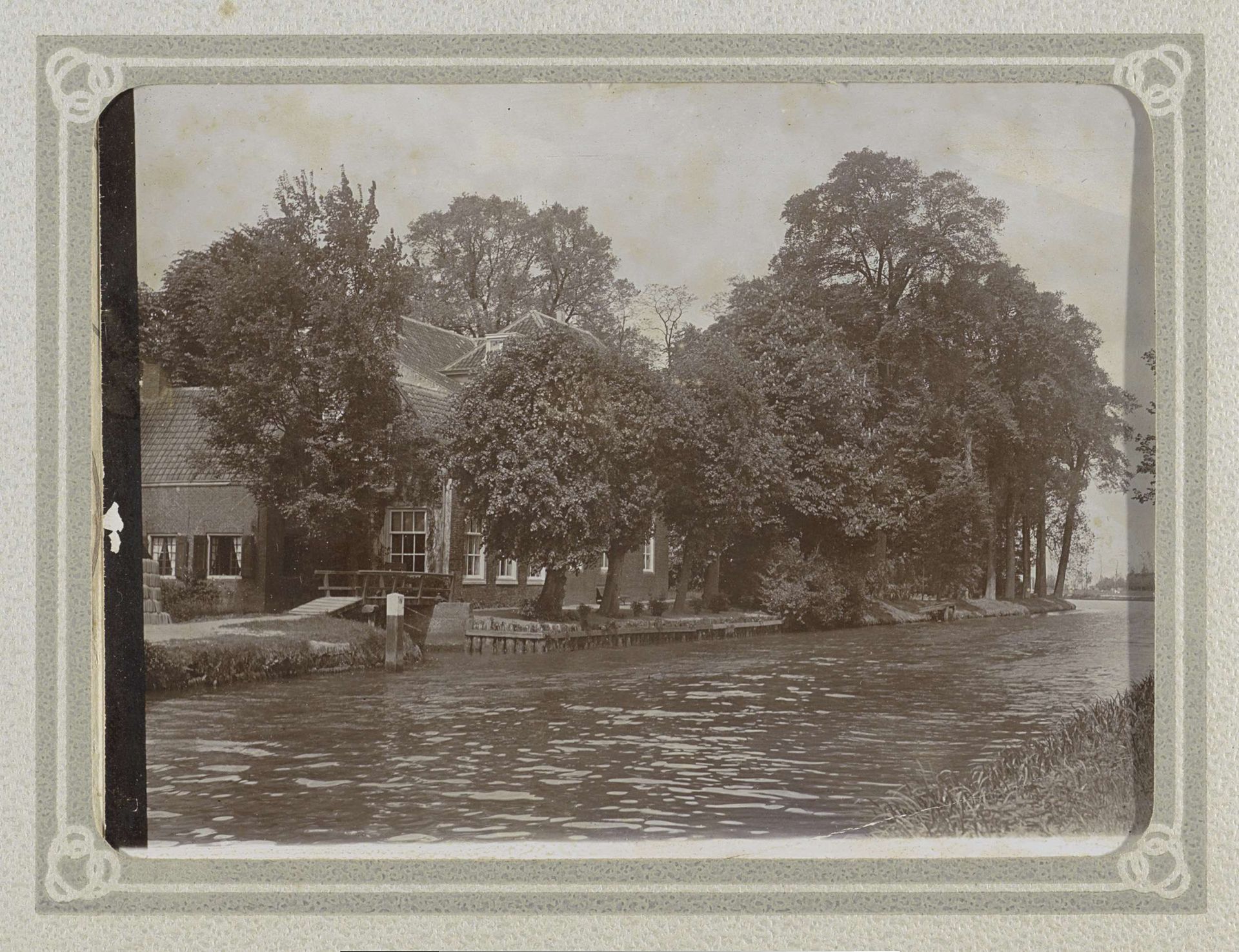 Tussen de bomen gelegen huis aan een water by Folkert Idzes de Jong