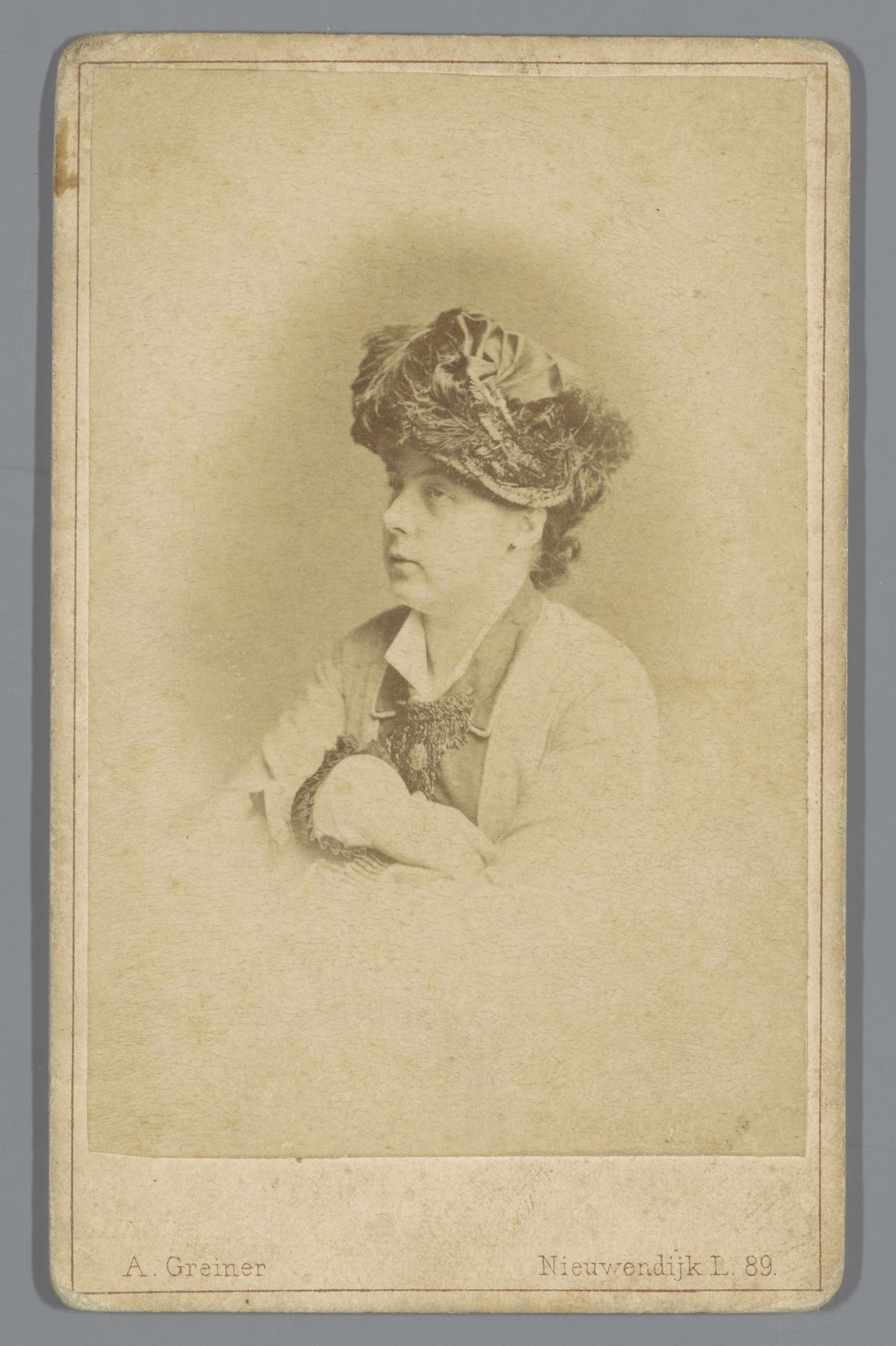 Portret van een onbekende vrouw by Albert Greiner