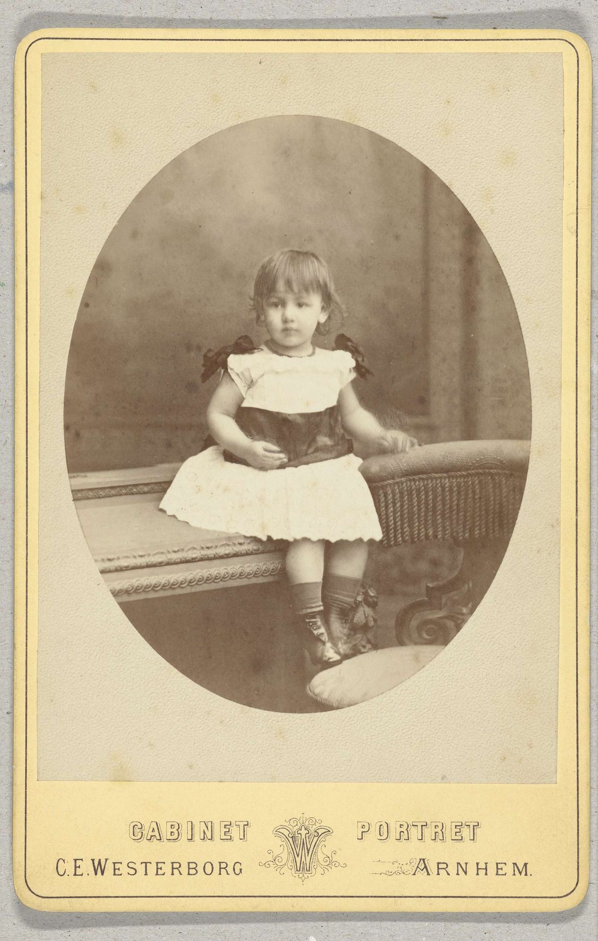 Ovaal studioportret van Ida van Braam by Carel Eduard Westerborg