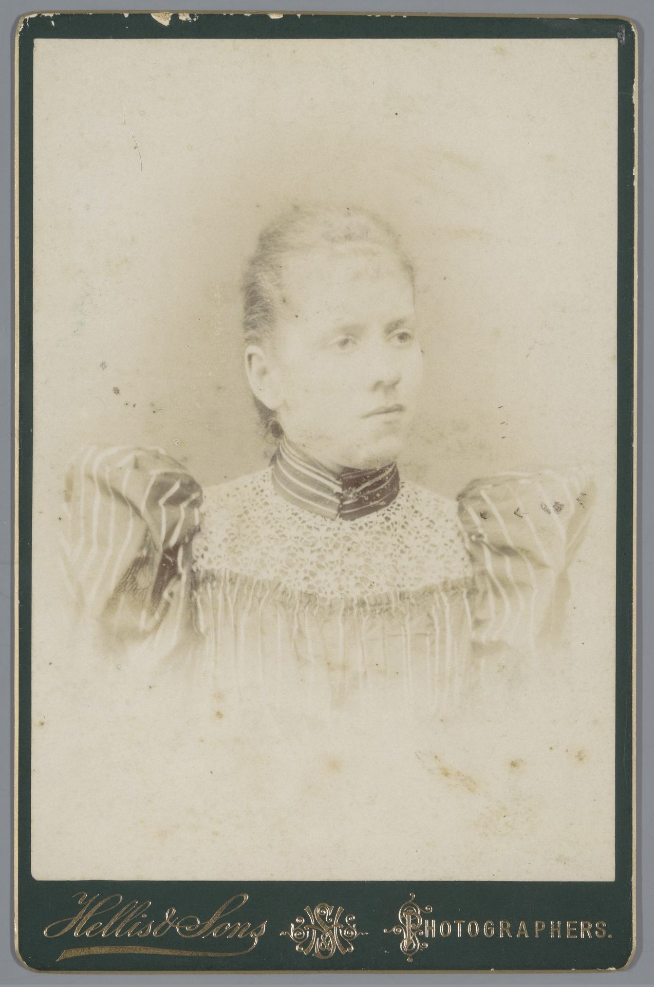 Portret van een onbekende vrouw by Hellis & Sons