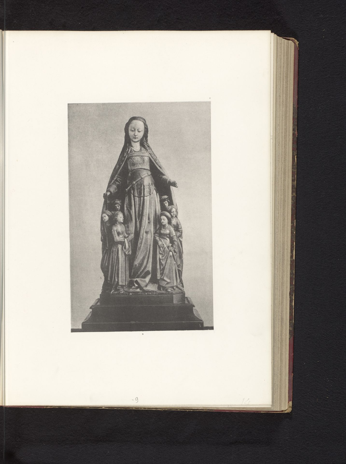 Sculptuur van gekleurd eikenhout van Maria die monniken en nonnen onder haar mantel verstopt, opgesteld op een tentoonstelling over religieuze objecten uit de middeleeuwen en renaissance in 1864 in Mechelen by Joseph Maes