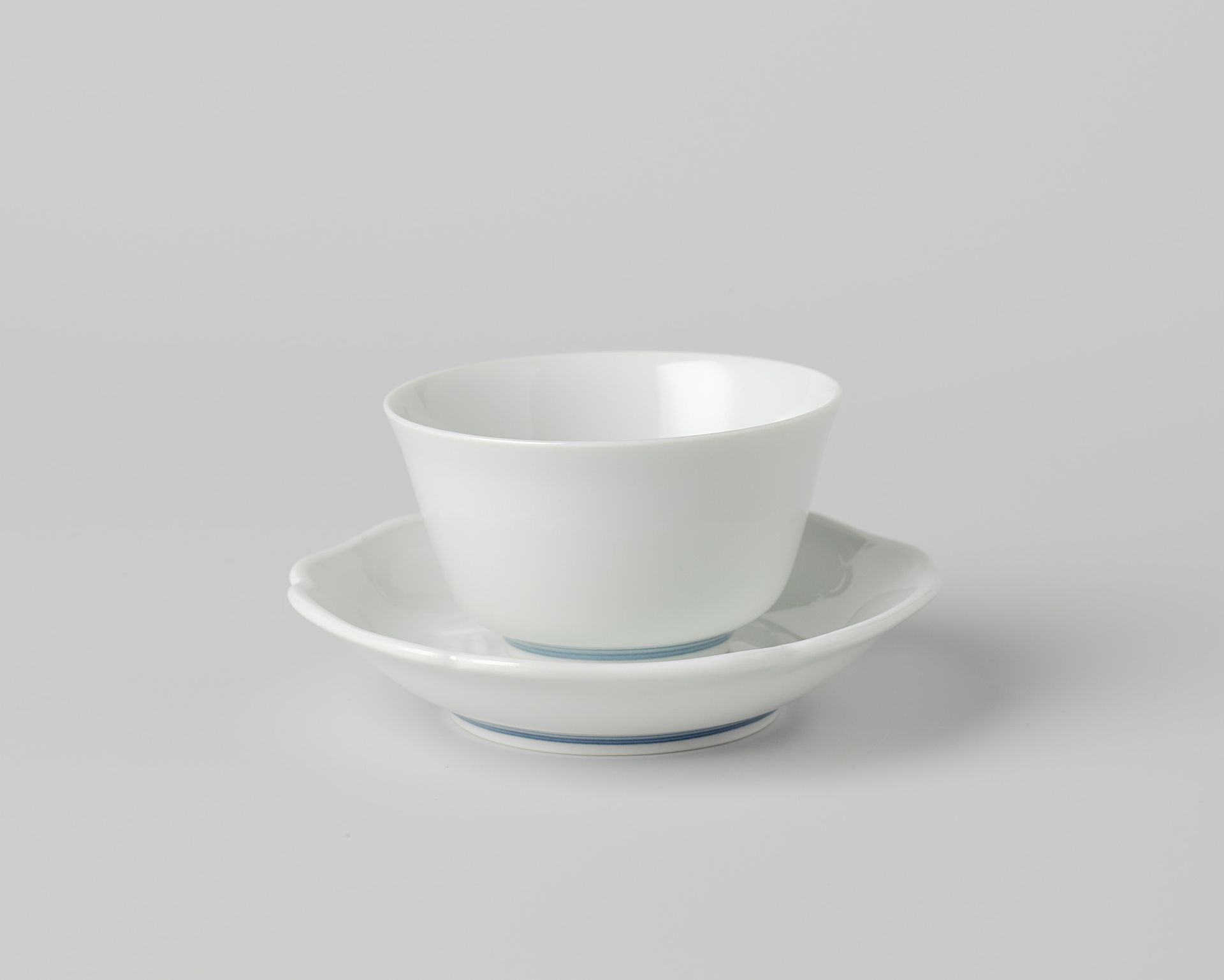 Bell-shaped cup with the moon in relief by Masato Imaizumi