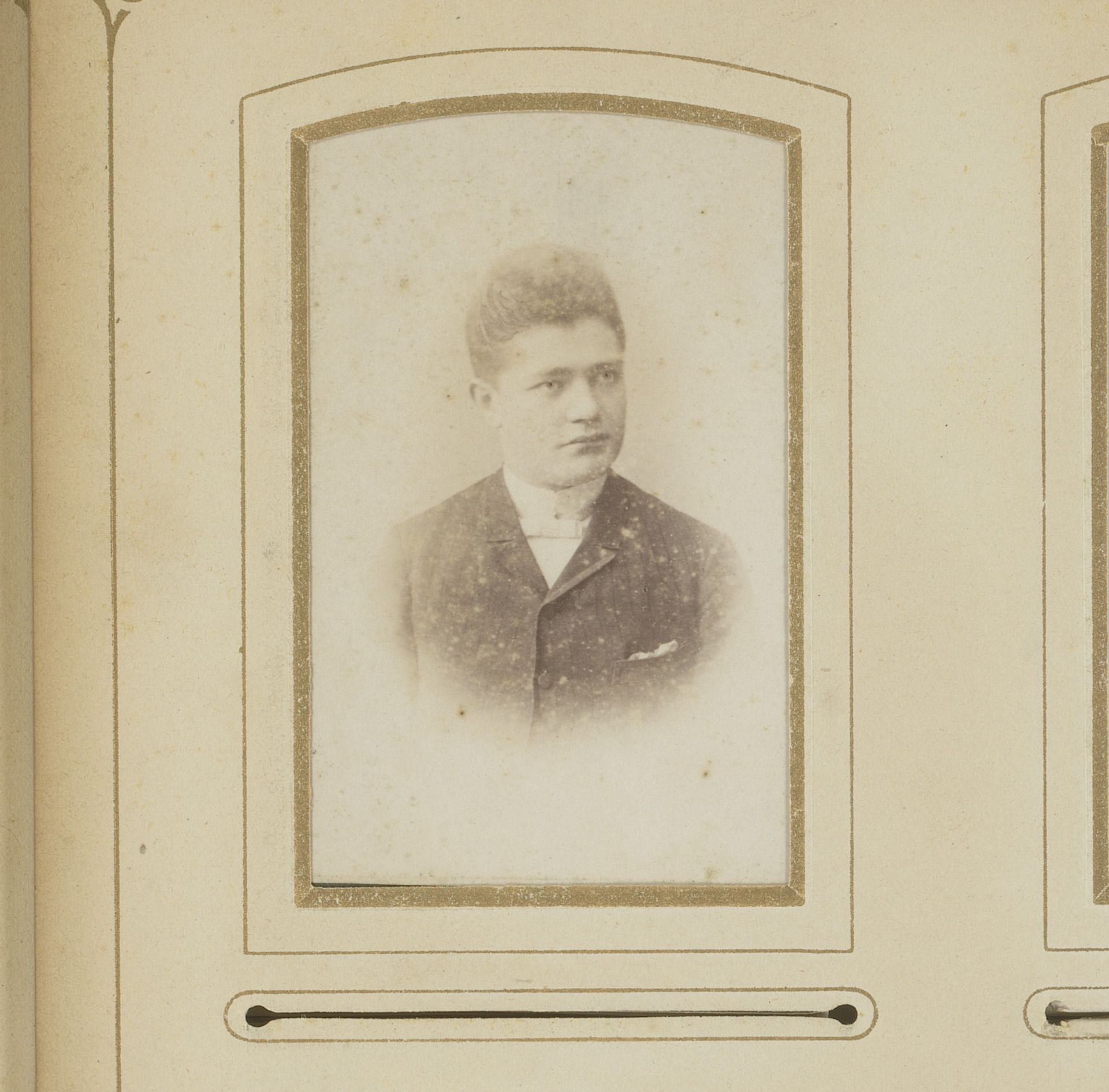 Portret van een jongeman by Louis King jr.