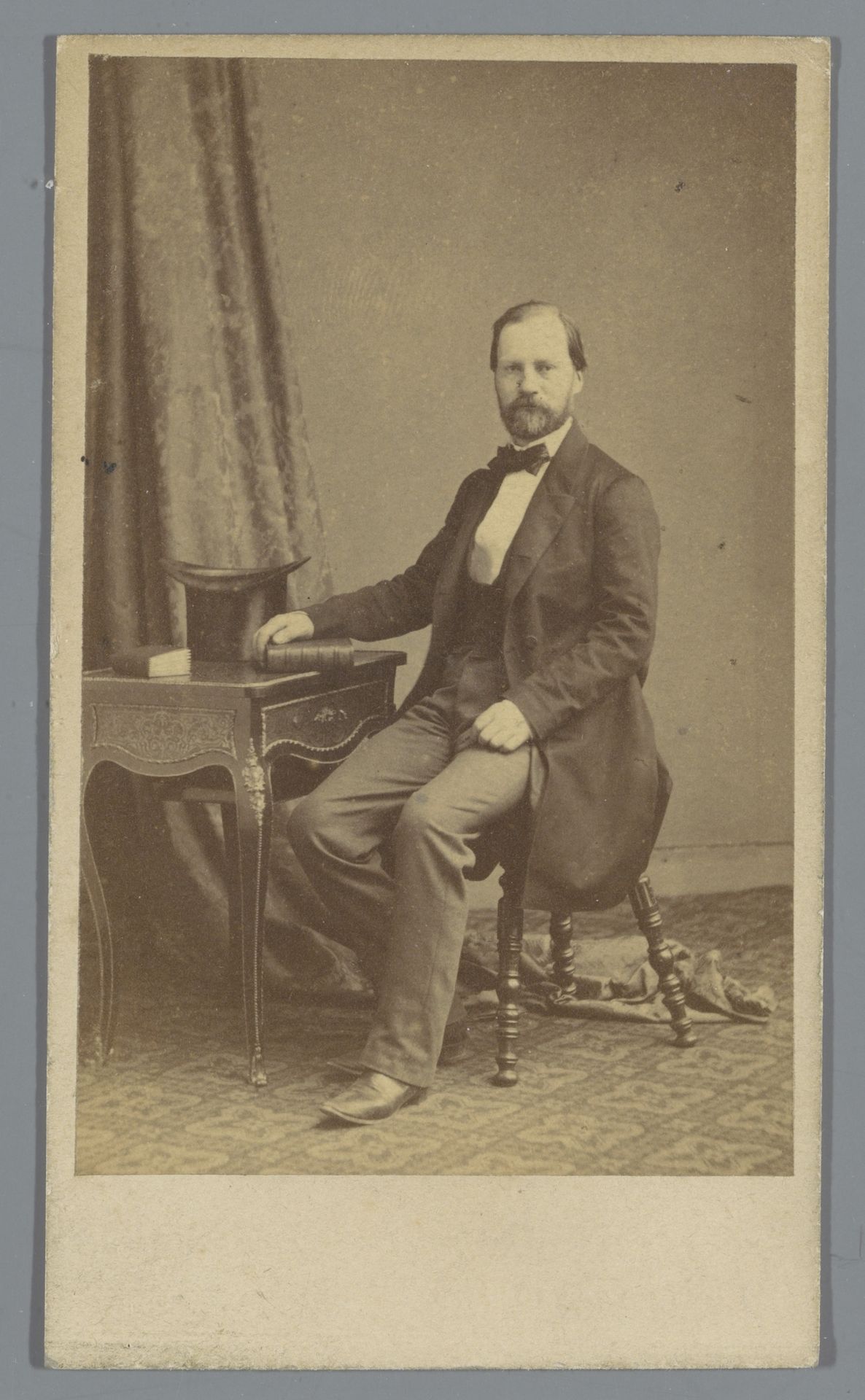 Portret van een onbekende man, zittend aan tafel met een boek onder zijn hand by Bisson Frères