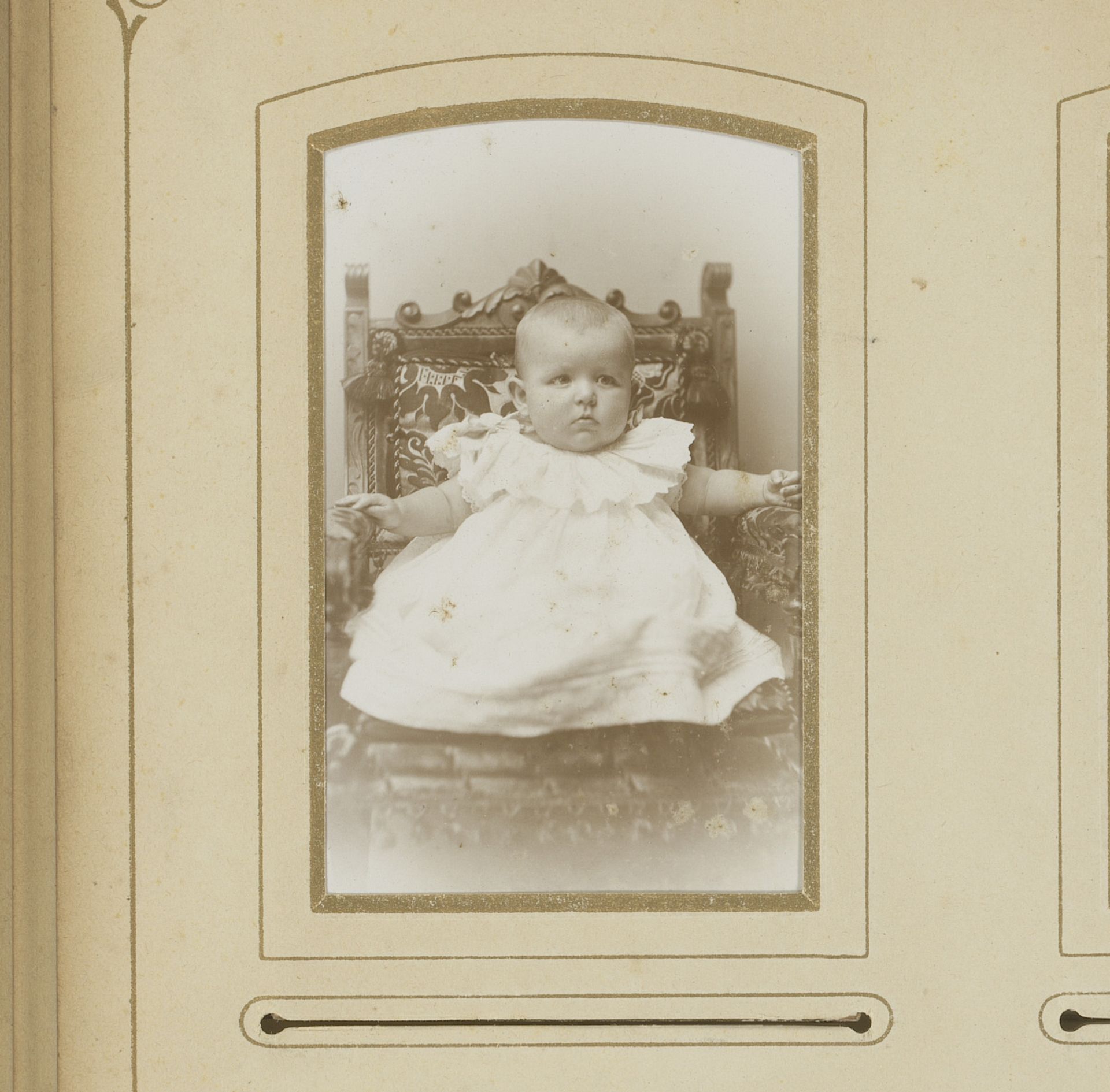Portret van een baby, zittend in een stoel by Wilhelm Holtorp