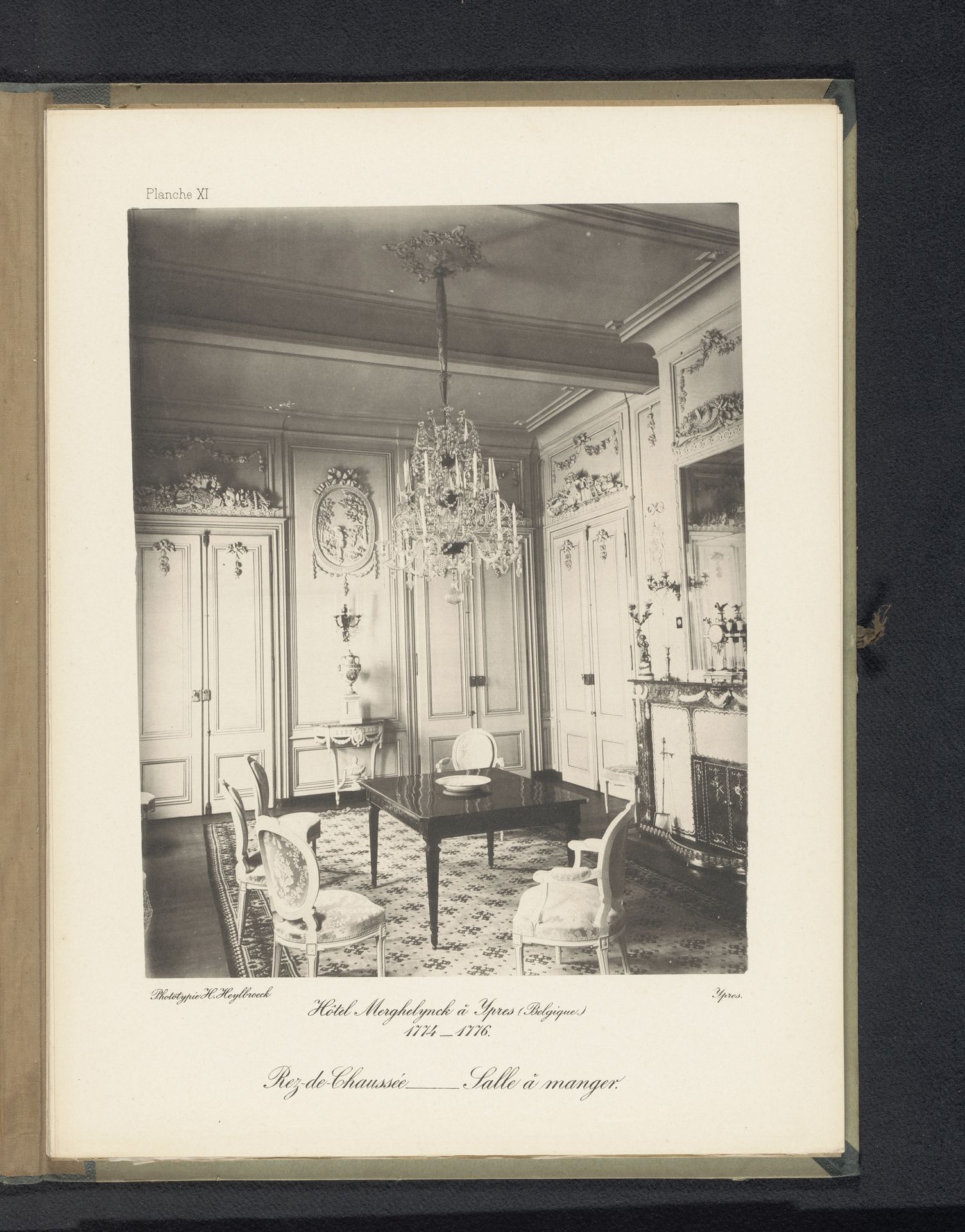 Eetkamer op de begane grond van Hotel Merghelynck in Ieper, België by Hector Heylbroeck