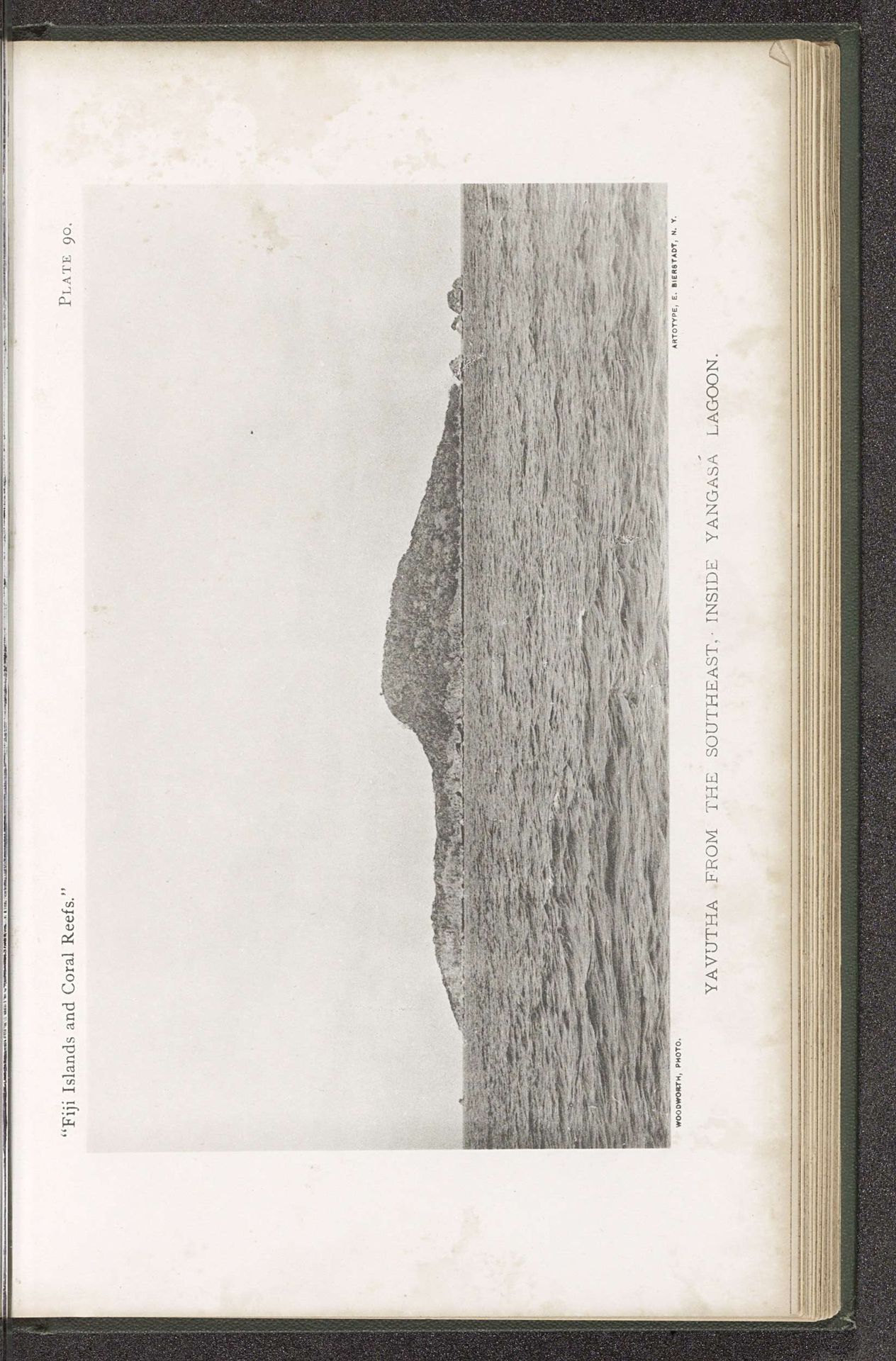 Gezicht op een eiland in een lagune in Fiji by W. McM. Woodworth