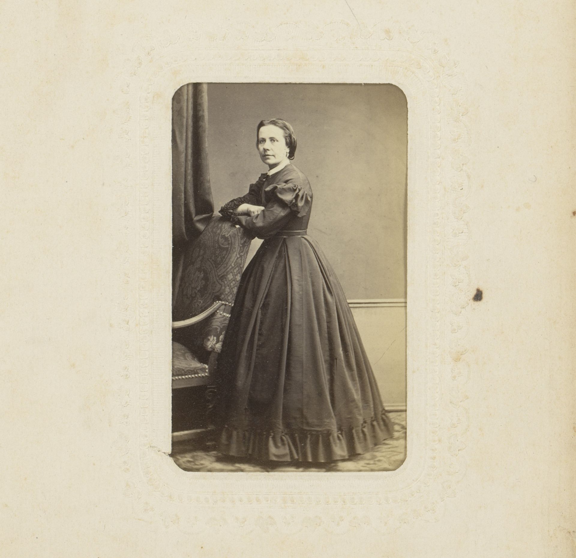Portret van een vrouw, staand bij een stoel by Emile Bondonneau