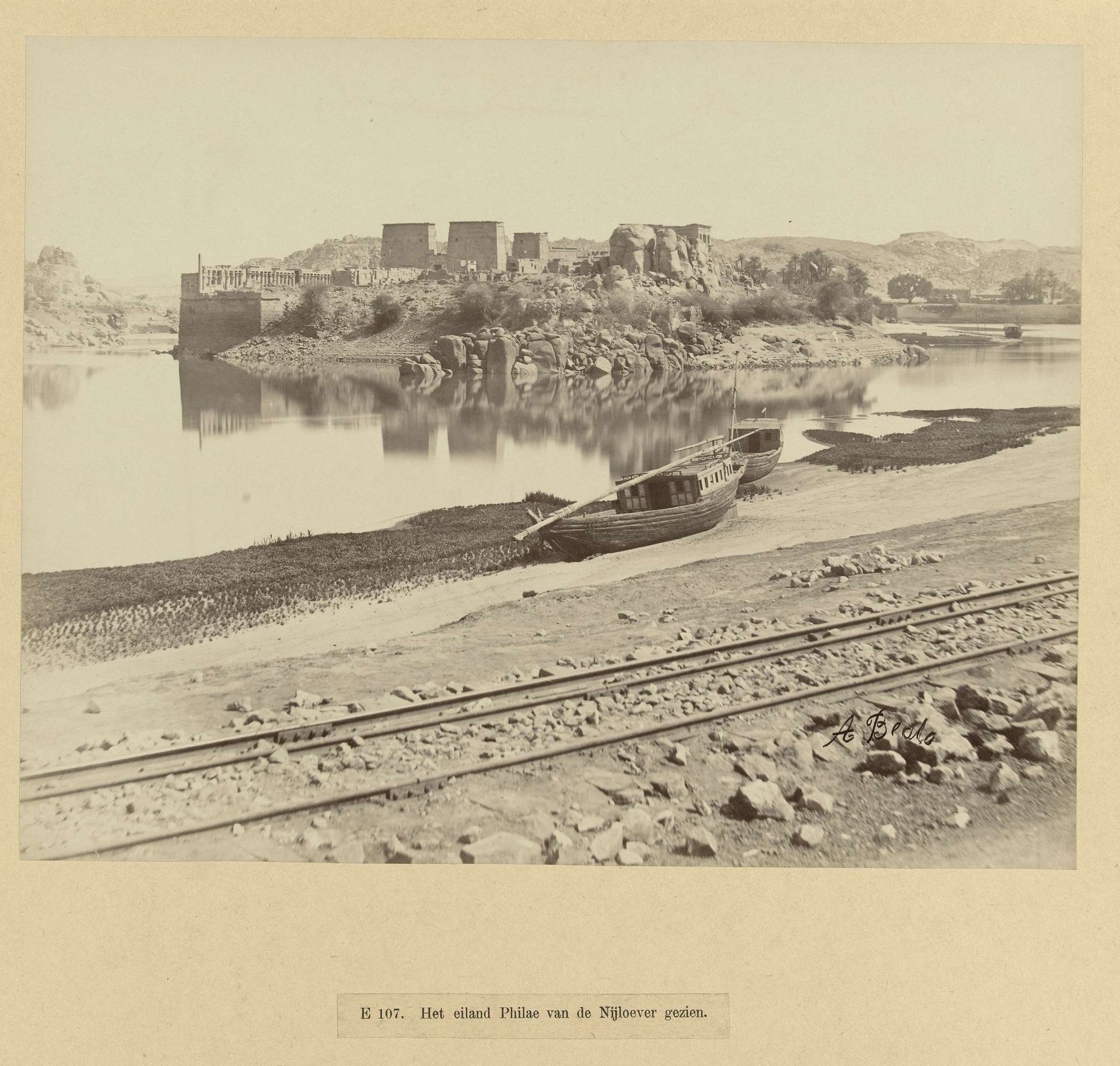 Gezicht op het eiland Philae in de Nijl by Antonio Beato