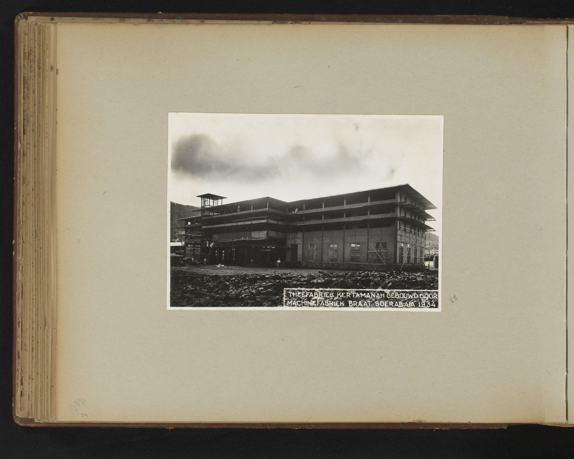 Theefabriek Kertamanah gebouwd door Machinefabriek Braat Soerabaia 1934 by Anonymous