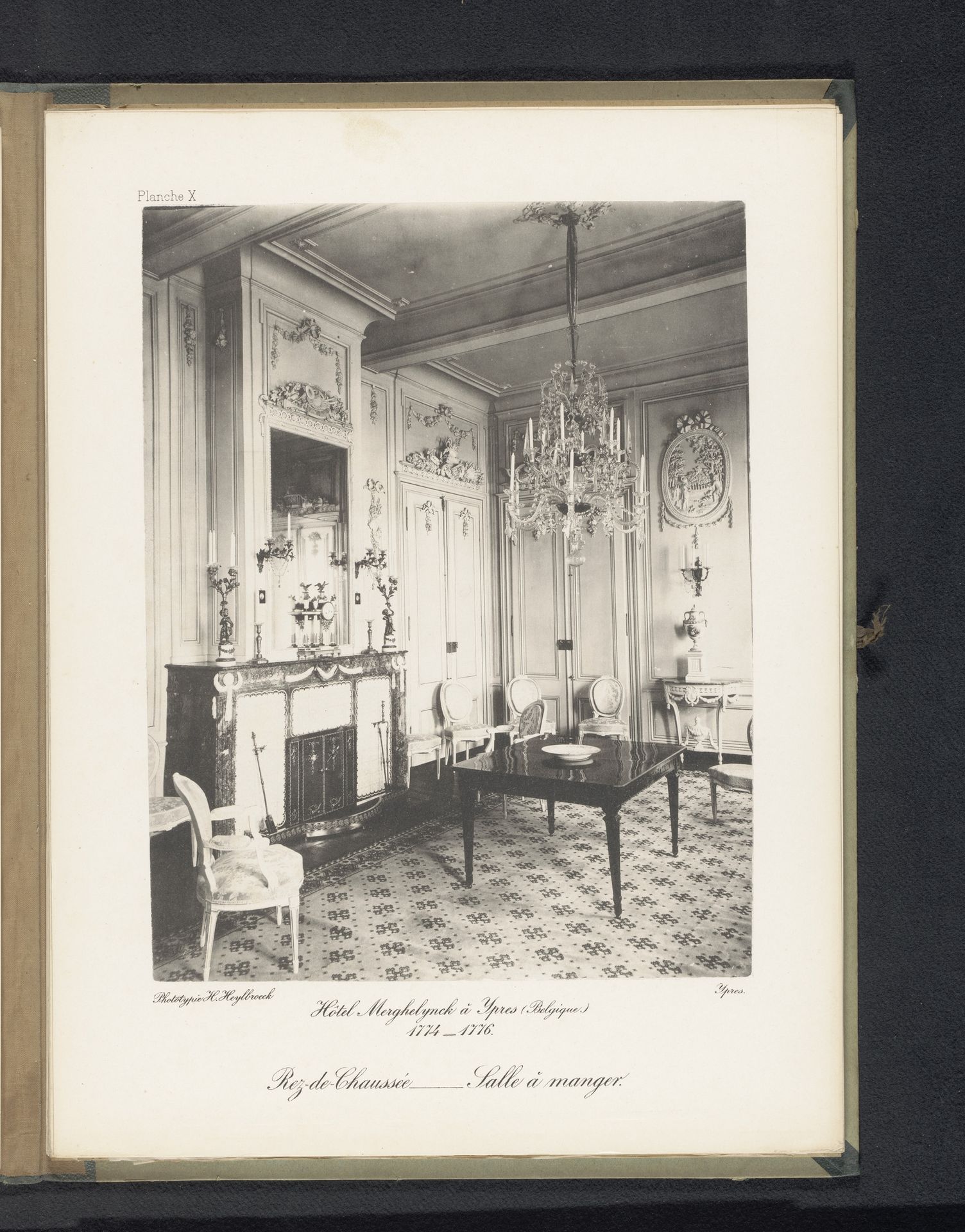 Eetkamer op de begane grond van Hotel Merghelynck in Ieper, België by Hector Heylbroeck