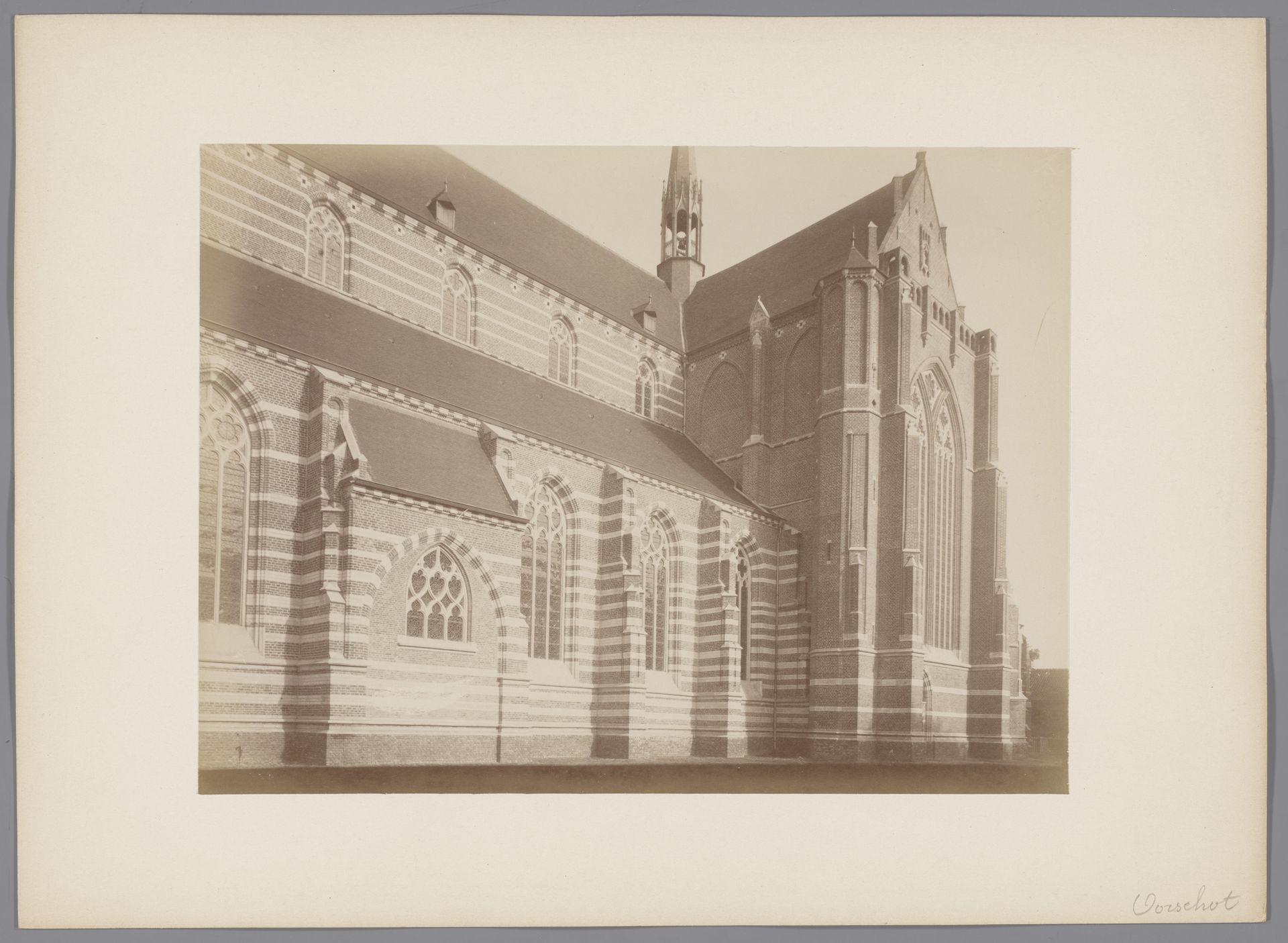 Zuidzijde van de Sint-Pertrusbasiliek te Oirschot by anoniem (Monumentenzorg)