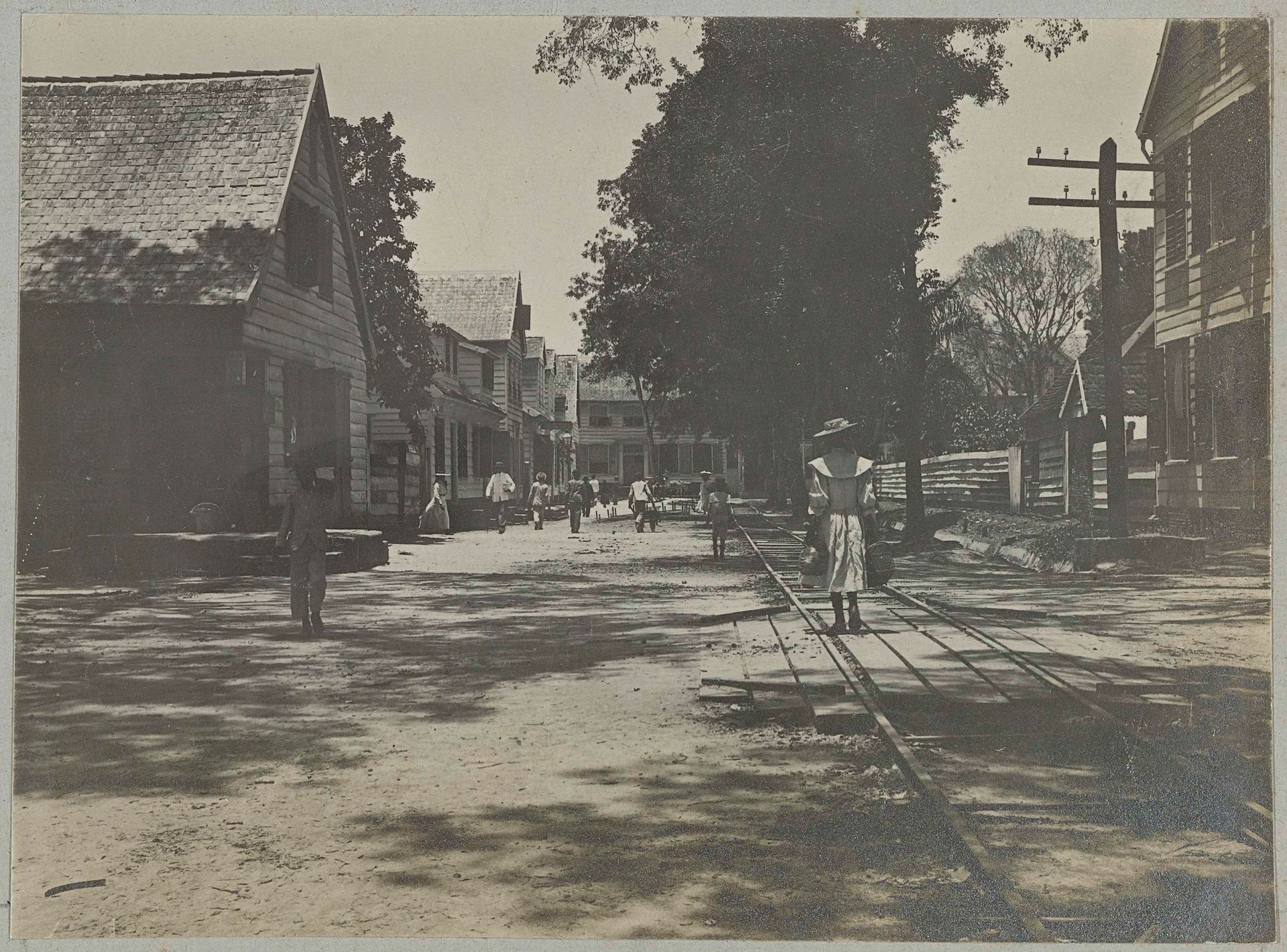 Klipsteenstraat en Emmaschool, Paramaribo by Hendrik Doijer