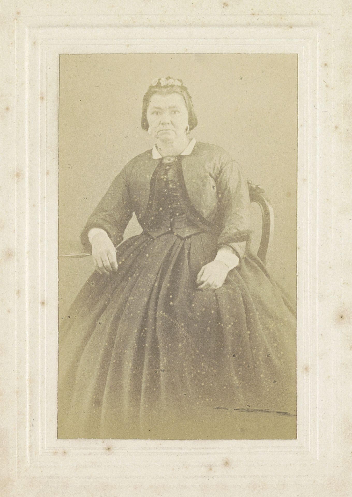 Portret van een vrouw, zittend by Hendrik Hermanus Roelse