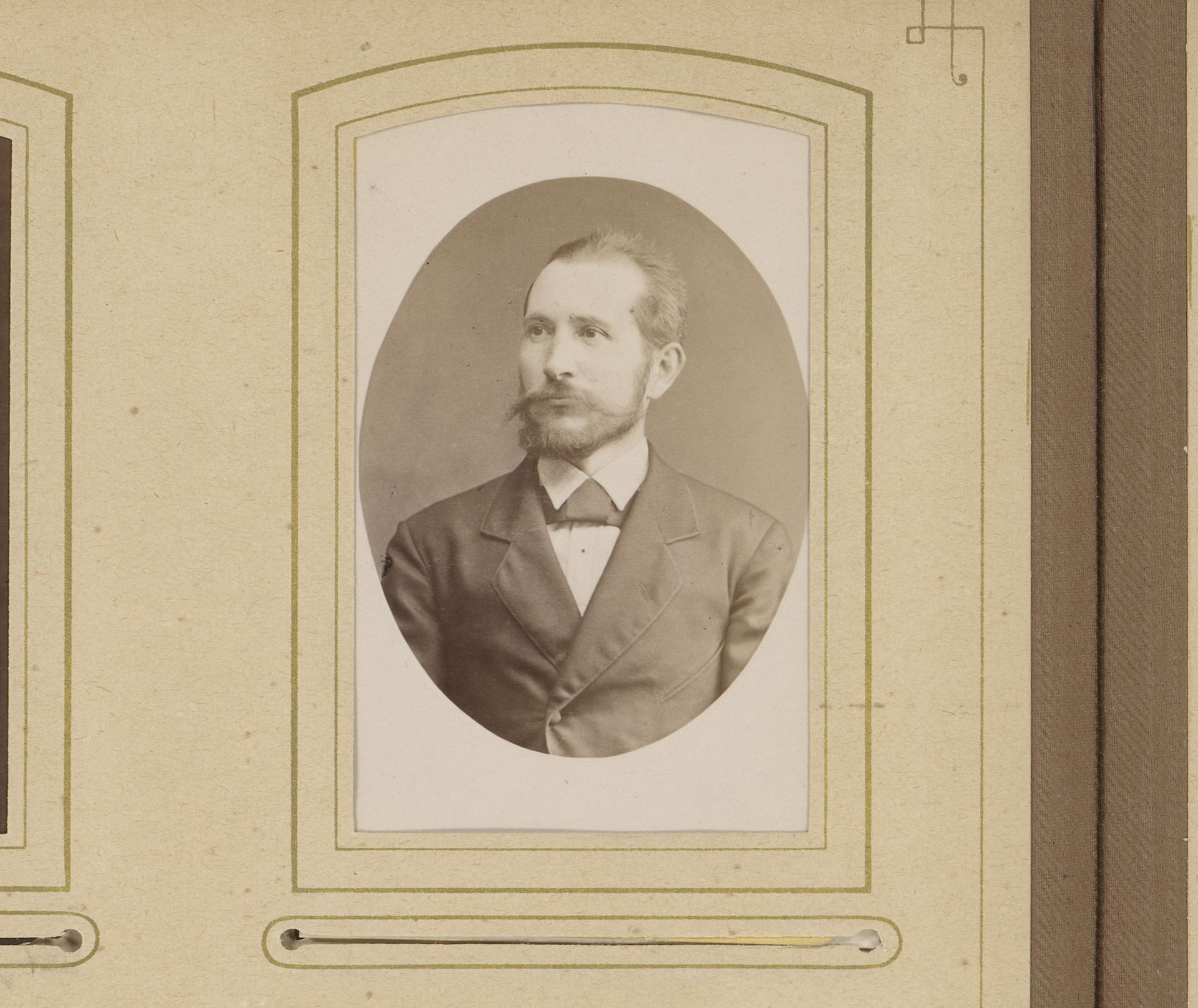 Portret van een man met snor en baard by Ernst Schroeter