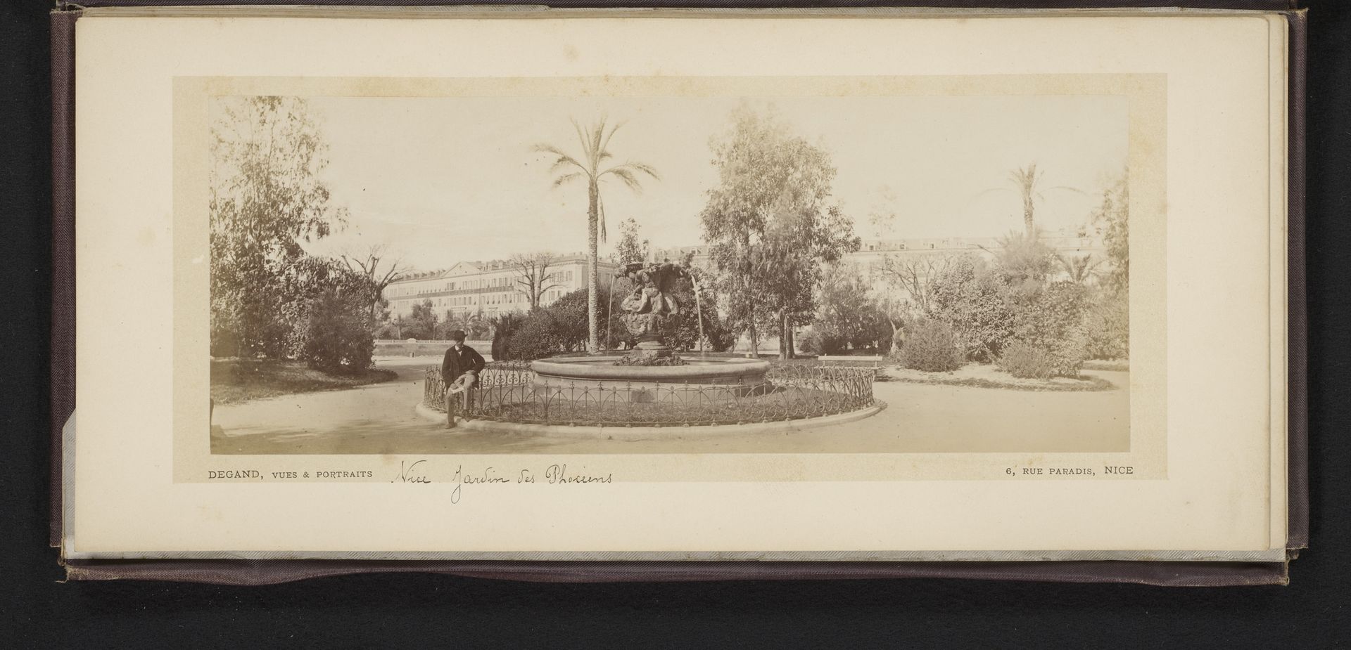 Gezicht op Fontaine des Tritons in jardin Albert-Ier by Eugène Degand