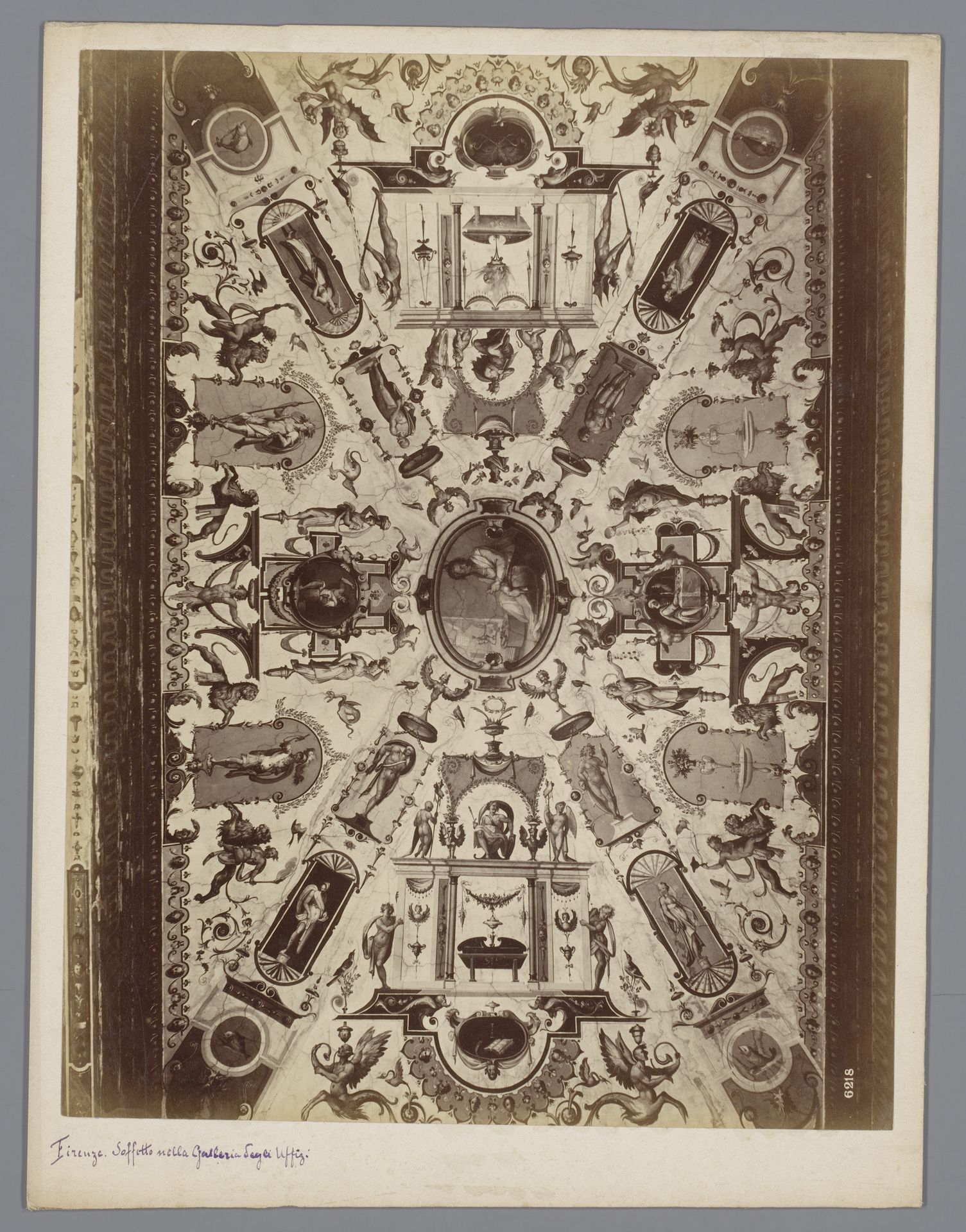 Fotoreproductie van een plafondschildering in de Galleria degli Uffizi te Florence, Italië by Giacomo Brogi