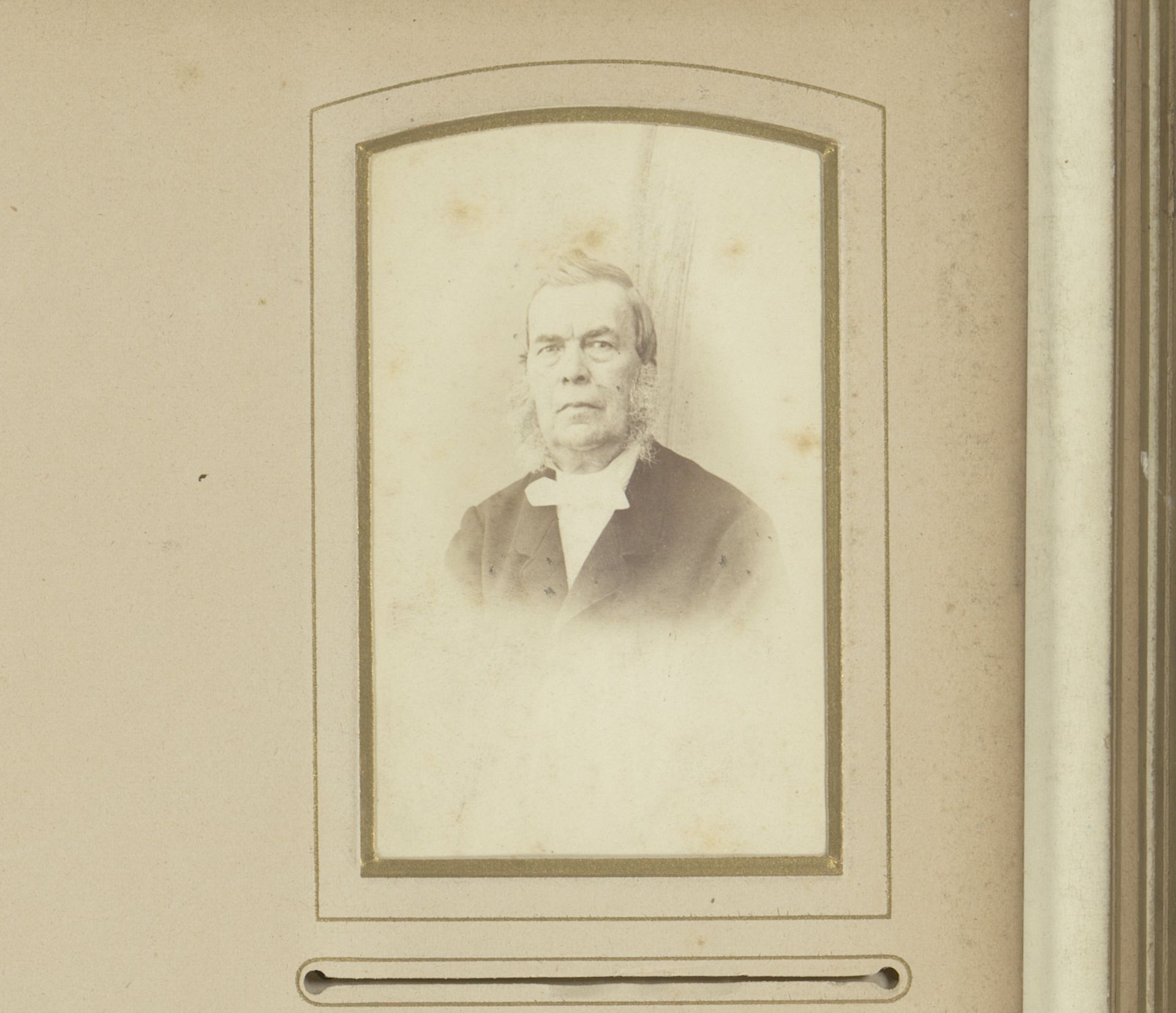 Portret van een man met bakkebaarden by Théophile Brackelaire