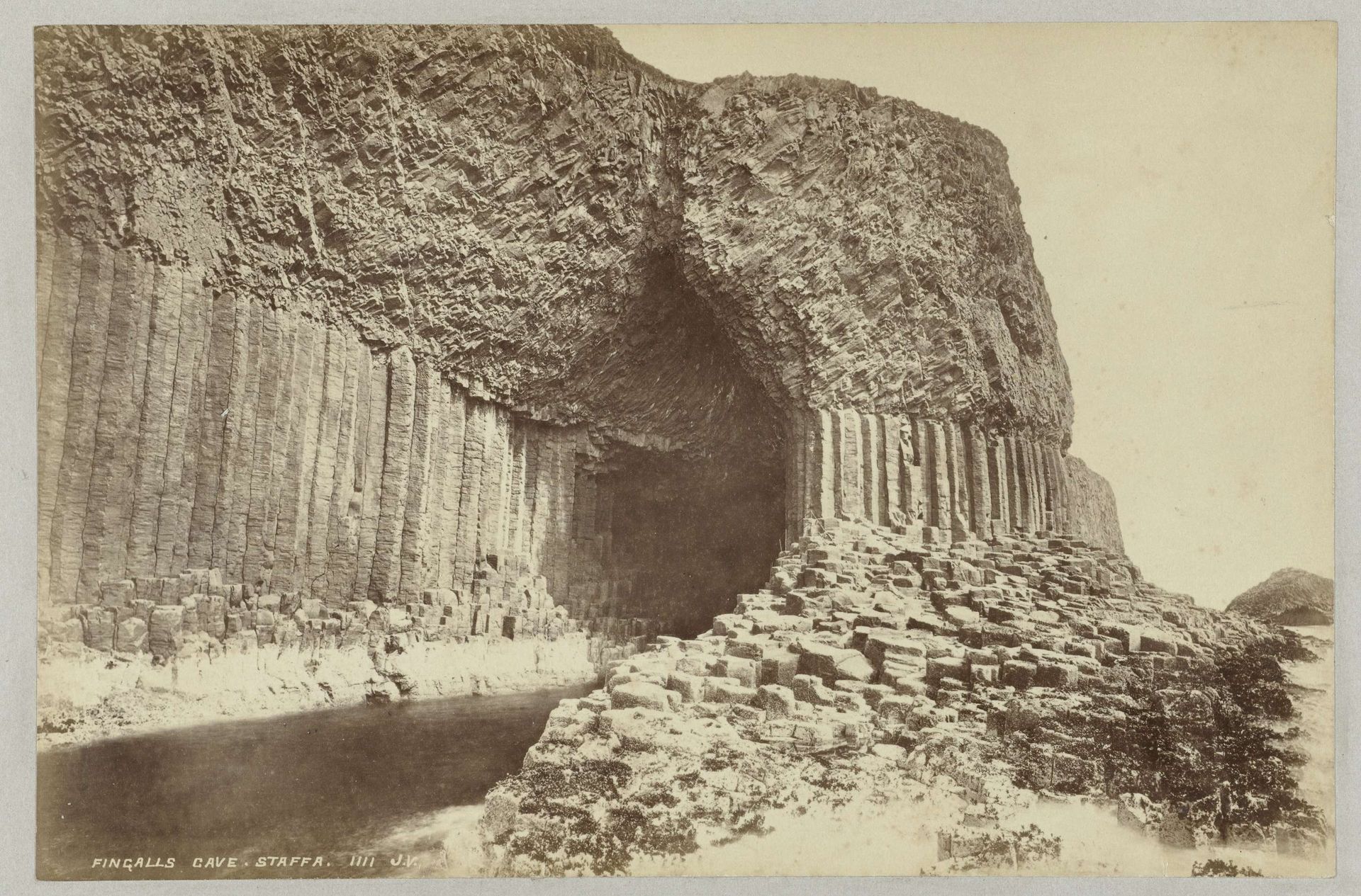Fingal's Cave op Staffa, Schotland by James Valentine