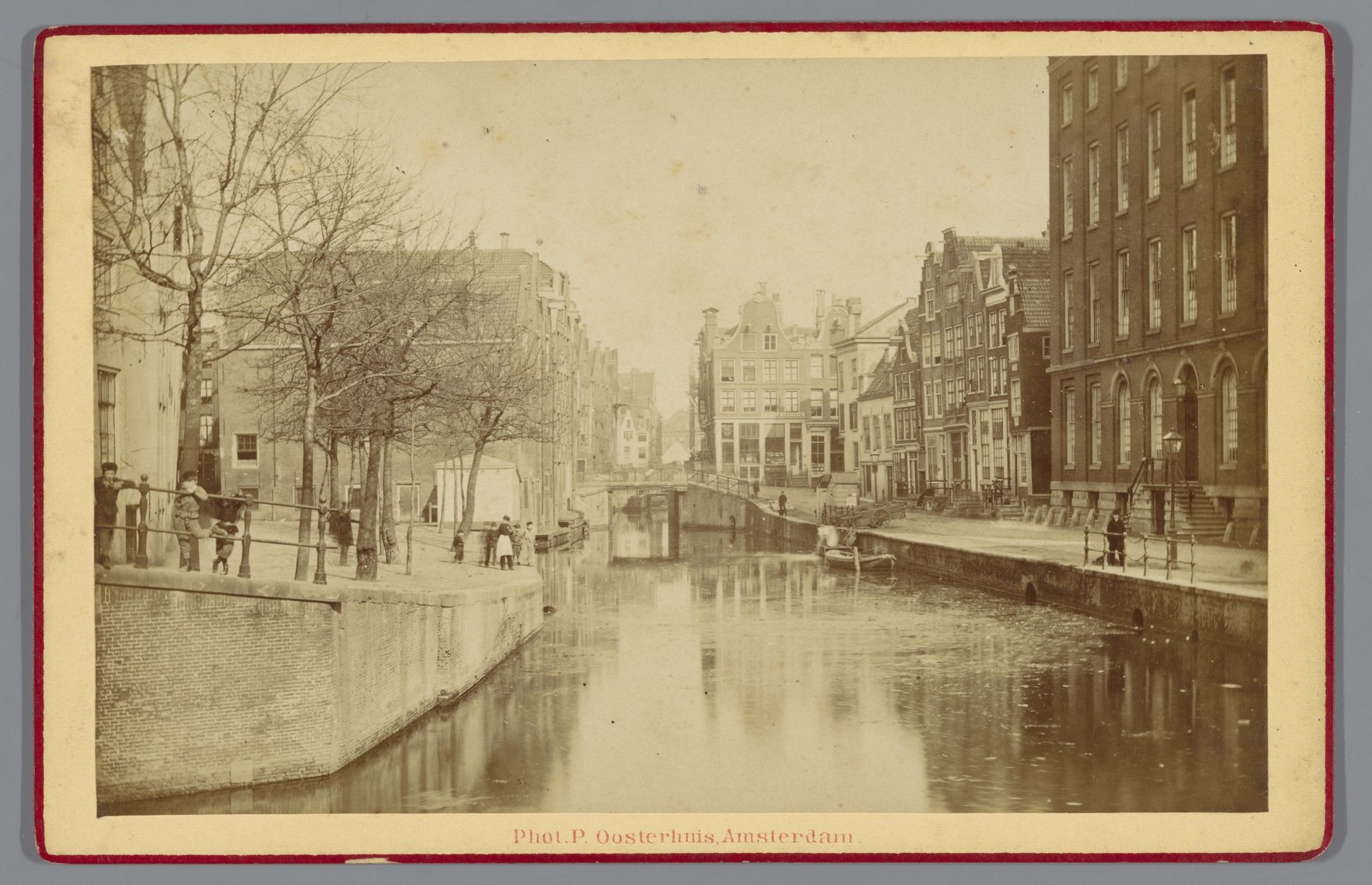 Spui gezien naar de Kalverstraat en de Osjessluis, rechts het Maagdenhuis, Amsterdam by Pieter Oosterhuis