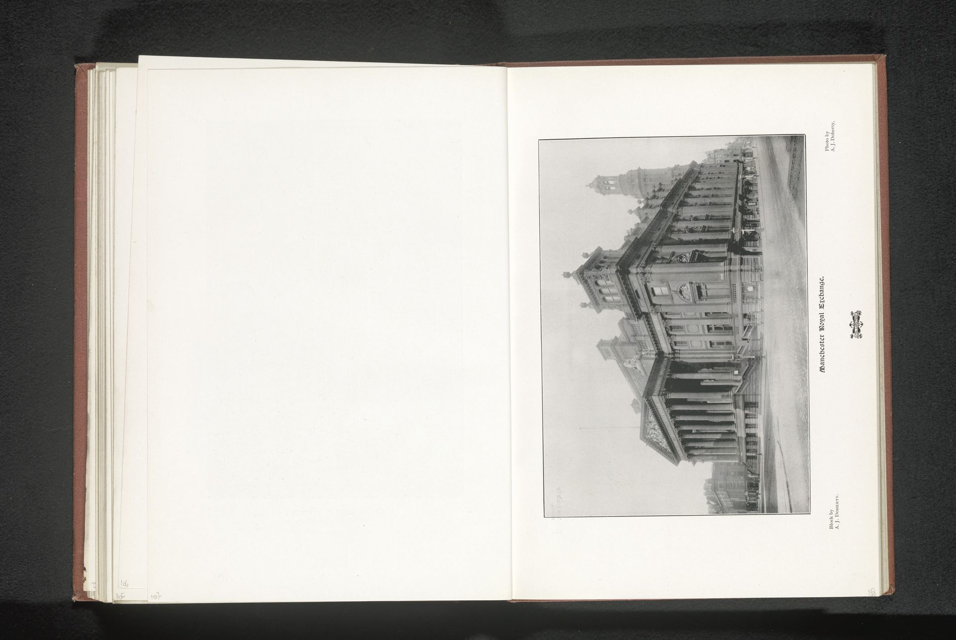 Gezicht op de Royal Exchange te Manchester by A.J. Doherty