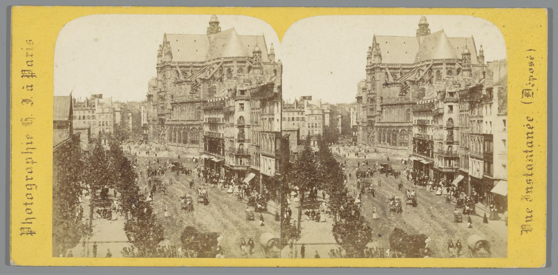 Gezicht op de Église Saint-Eustache en vermoedelijk de Rue Rambuteau in Parijs by Hippolyte Jouvin