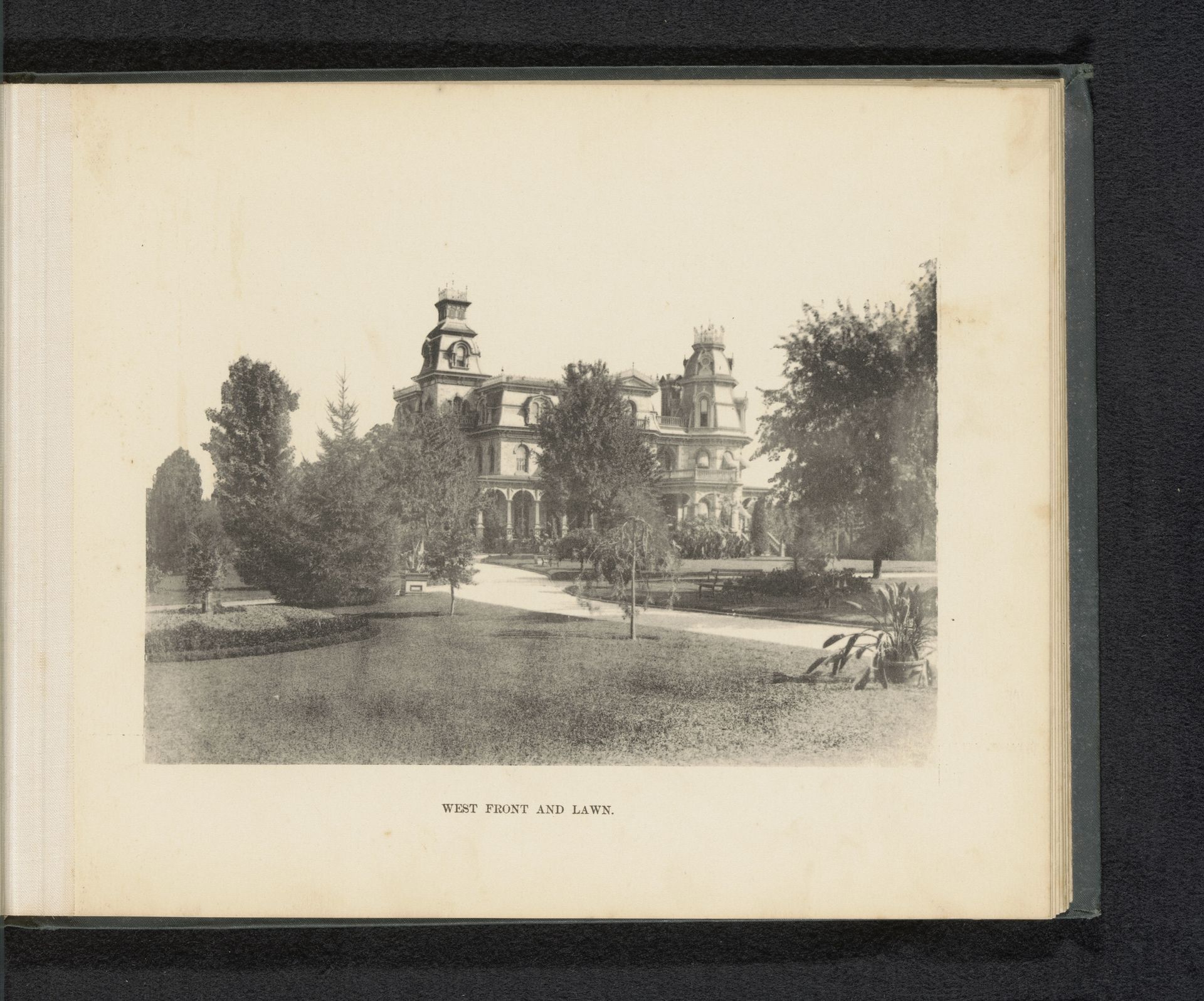Gezicht op het huis van George Gill Green in Woodbury by Anonymous