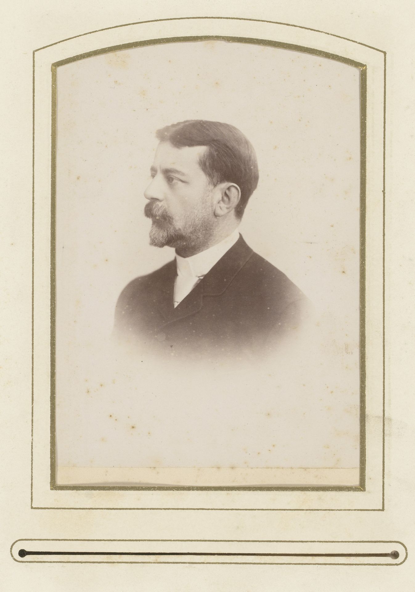 Portret van een man met snor en baard, en profil by Bannel