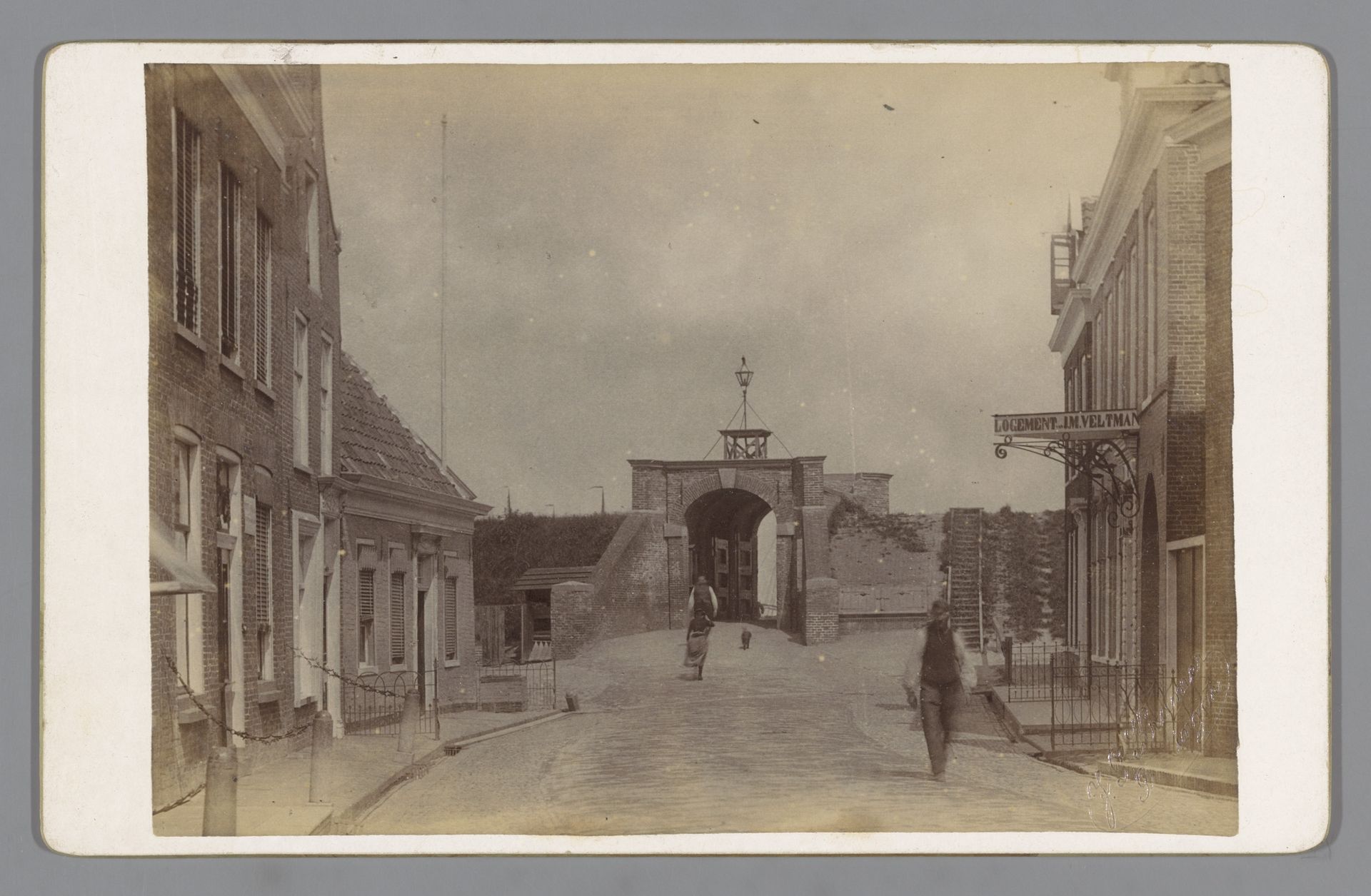Straat naar de Grote Waterpoort te Delfzijl by Johannes Gerardus Kramer