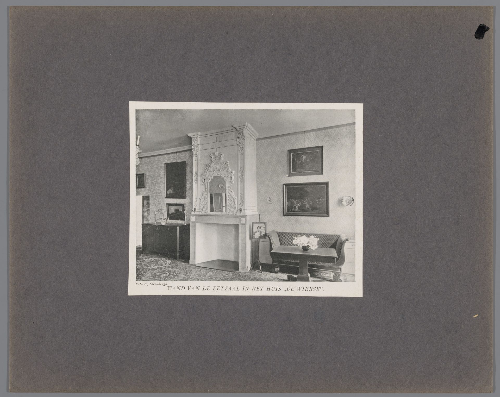 Wand van de eetzaal in kasteel De Wiersse te Vorden met een schouw en een bank by C. Steenbergh