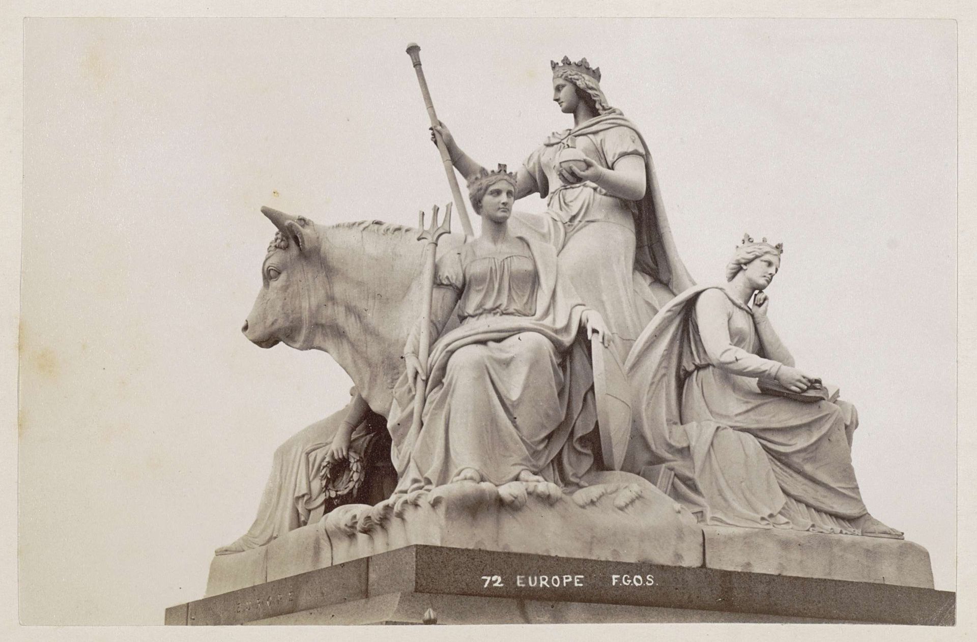 Beeldengroep aan de voet van het Albert Memorial in Londen: Europa by Francis Godolphin Osbourne Stuart
