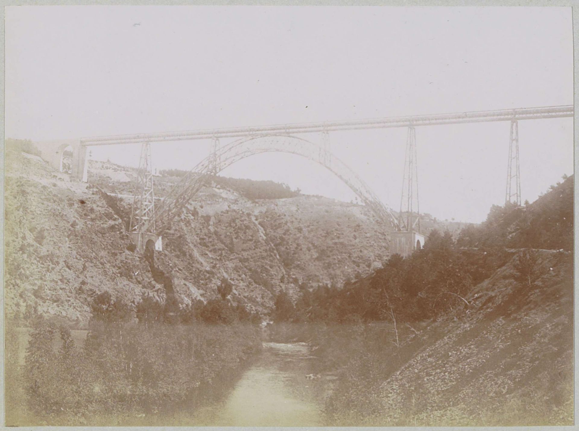 Gezicht op het Viaduc de Garabit bij Ruynes-en-Margeride by Delizy