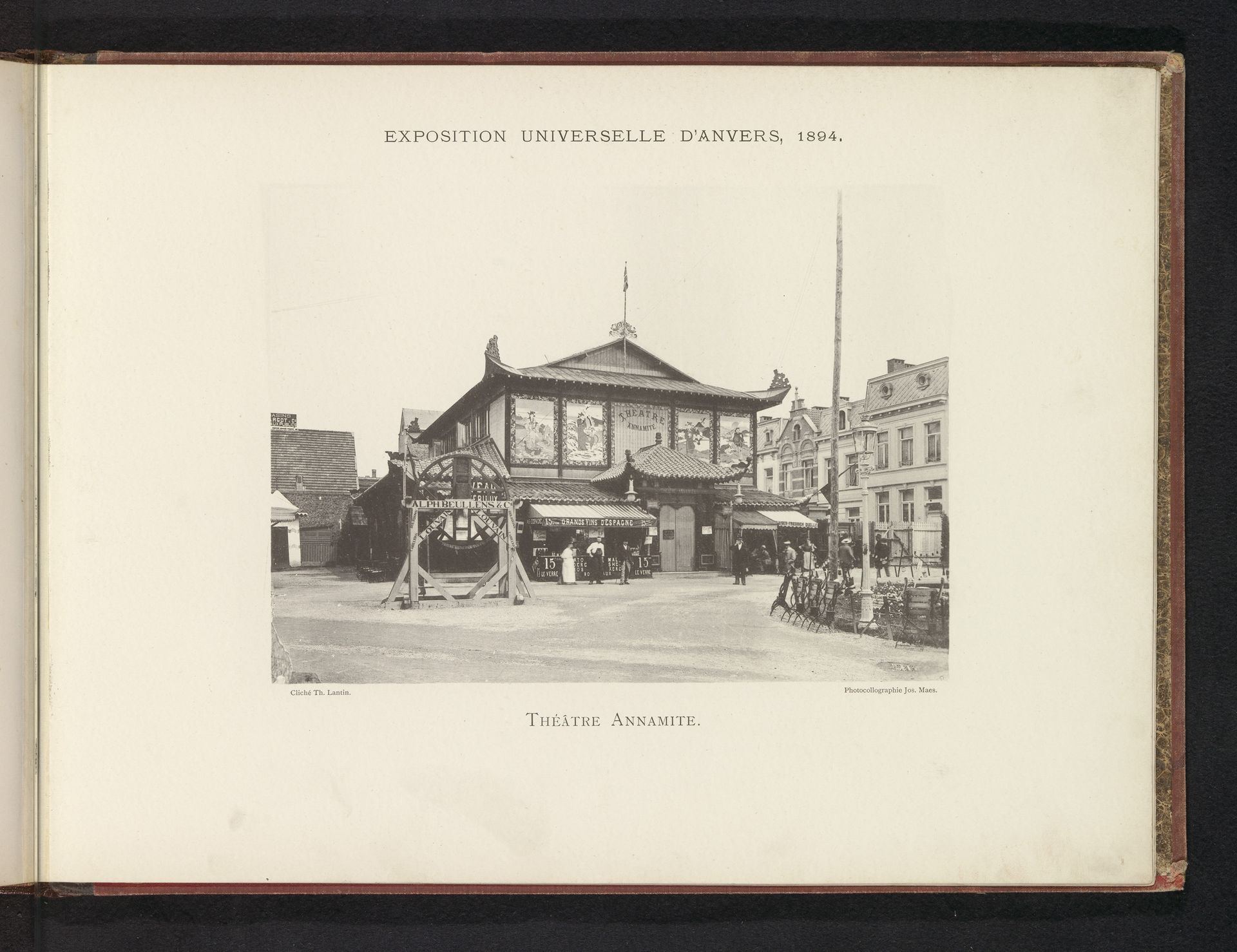 Exterieur van het Annamitisch Theater op de wereldtentoonstelling te Antwerpen by Th. Lantin