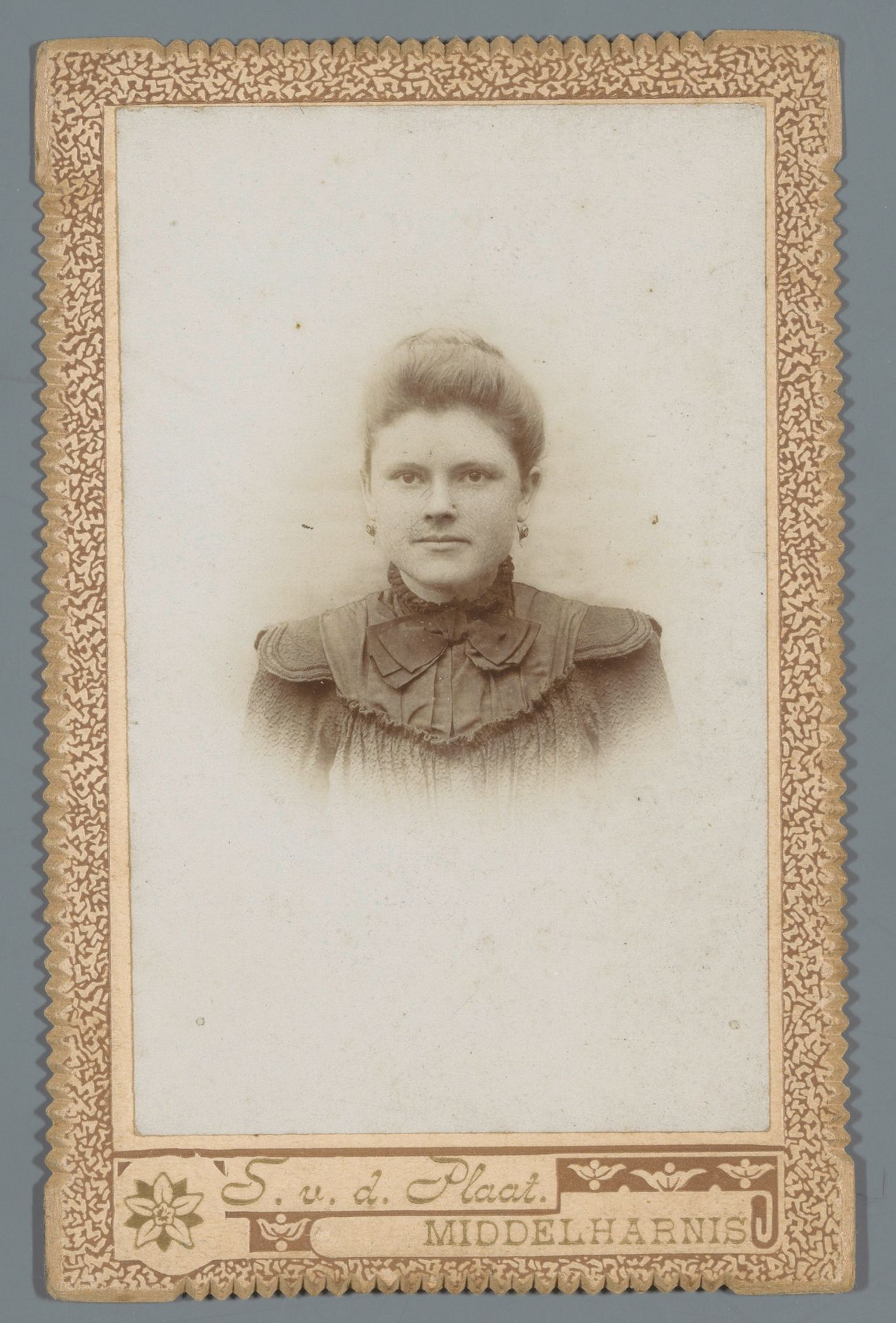 Portret van een onbekende vrouw, aangeduid als Dimmetje Boslang, laatste dienstbode van dr. C.W. Rossing by S. van de Plaat